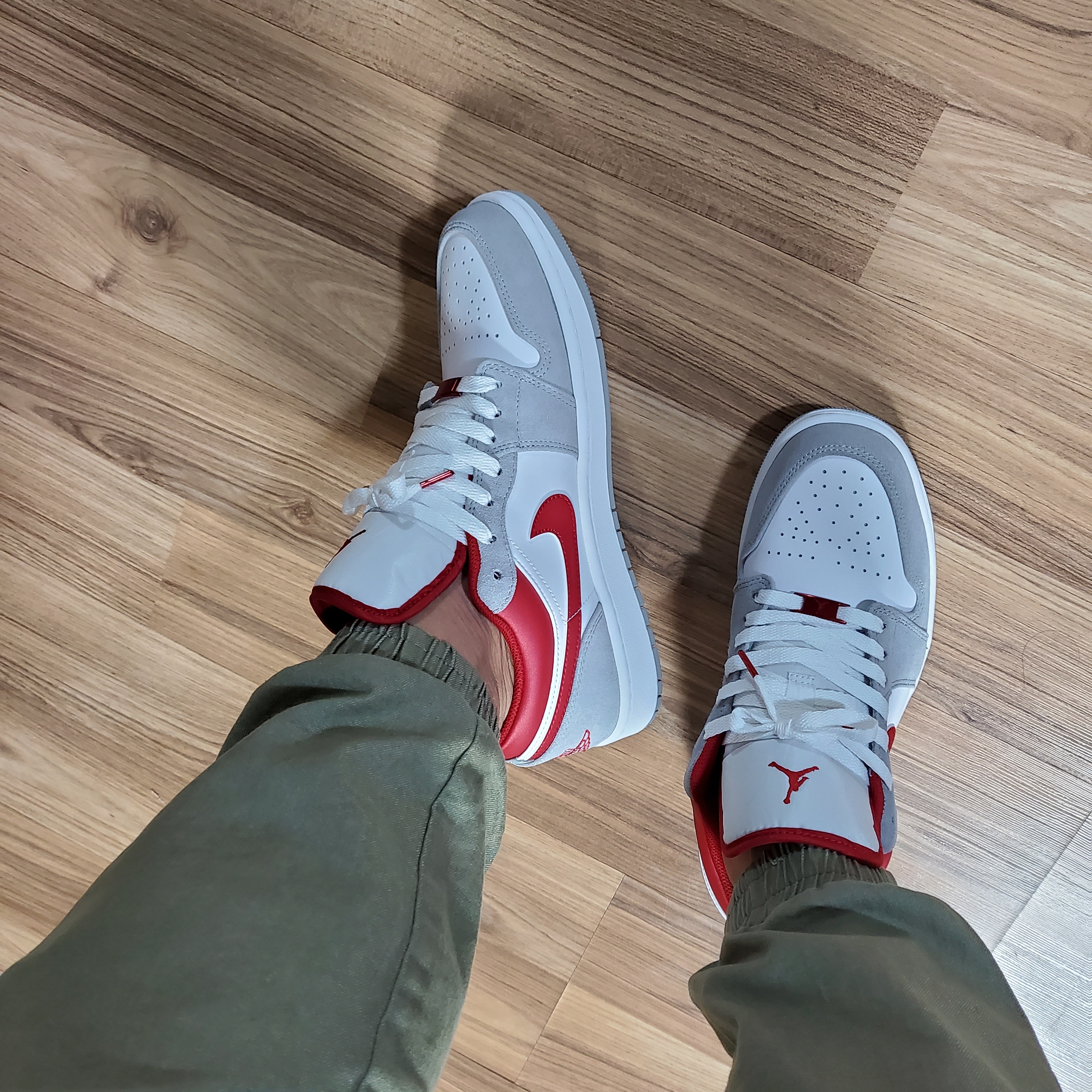 Jordan 1 Low SE Light Smoke Grey Gym Red 착용 스타일 - 4