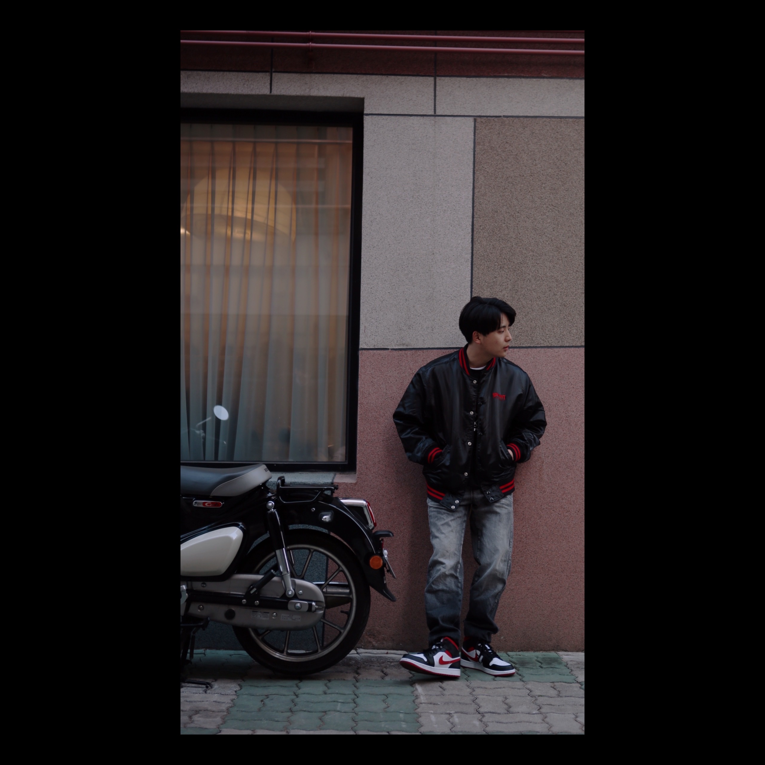 Supreme x Thrasher Satin Varsity Jacket Black - 21FW, Jordan 1 Mid Gym Red Black White 착용 스타일