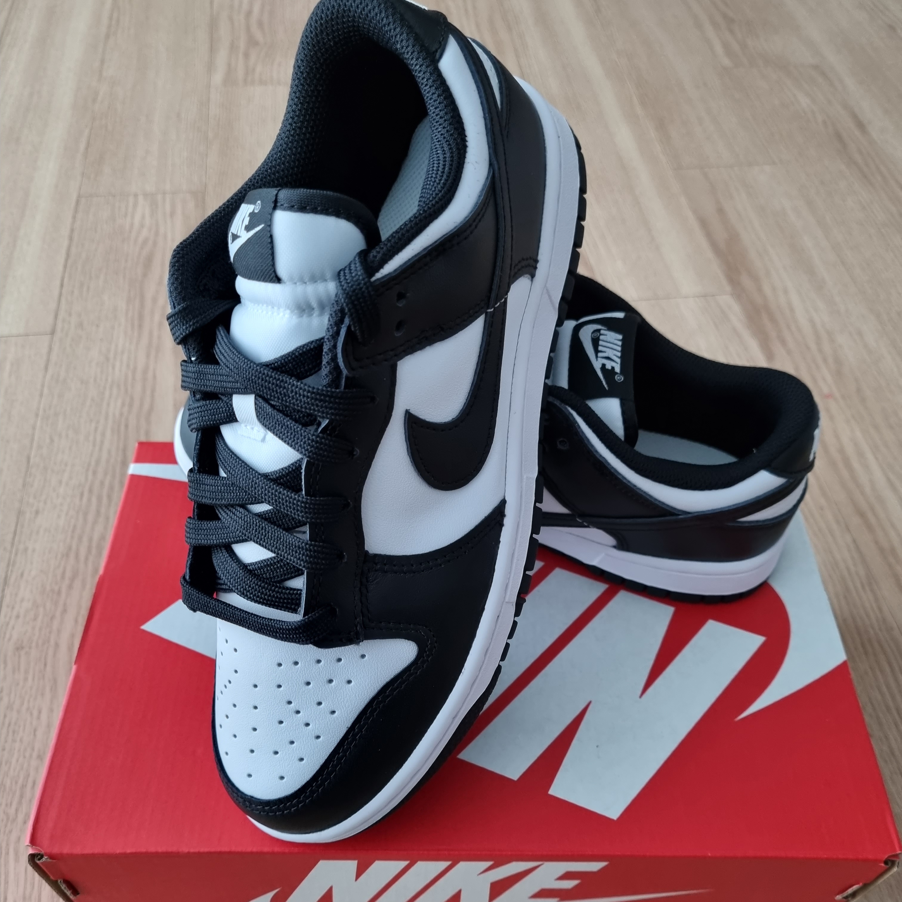 (W) Nike Dunk Low Black 착용 스타일 - 1