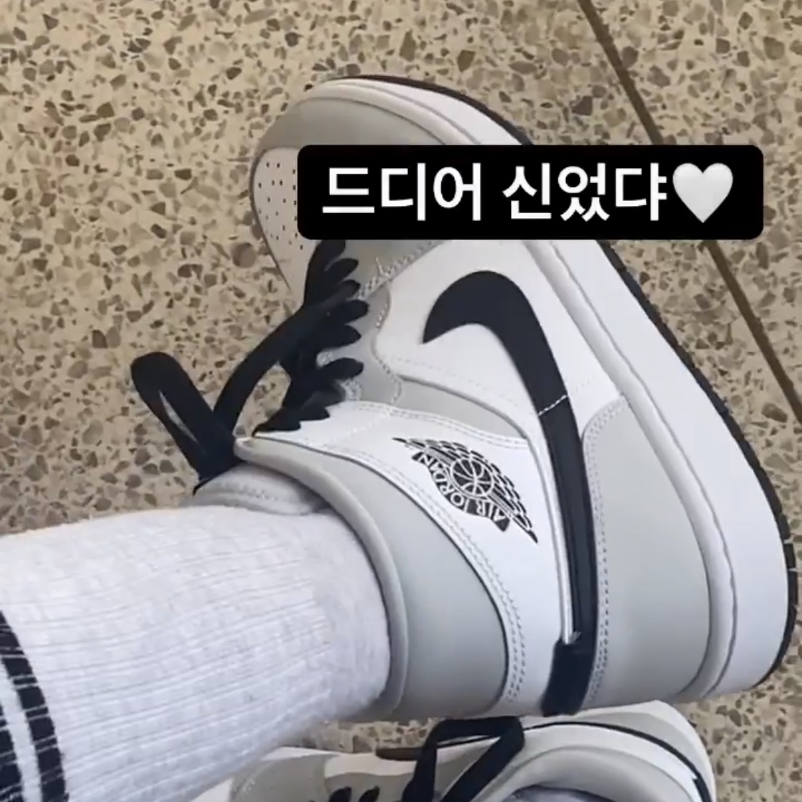 (W) Jordan 1 Mid Grey Fog 착용 스타일 - 1