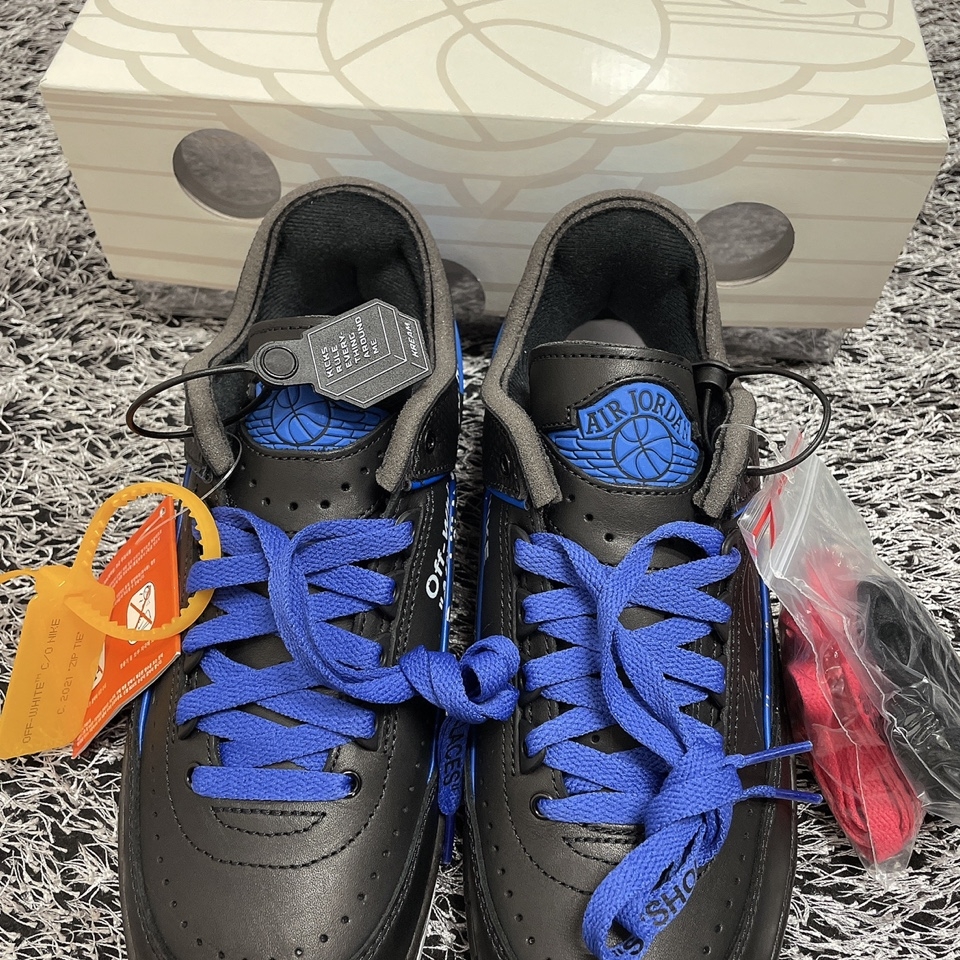 Jordan 2 x Off-White Retro Low SP Black and Varsity Royal 착용 스타일 - 1