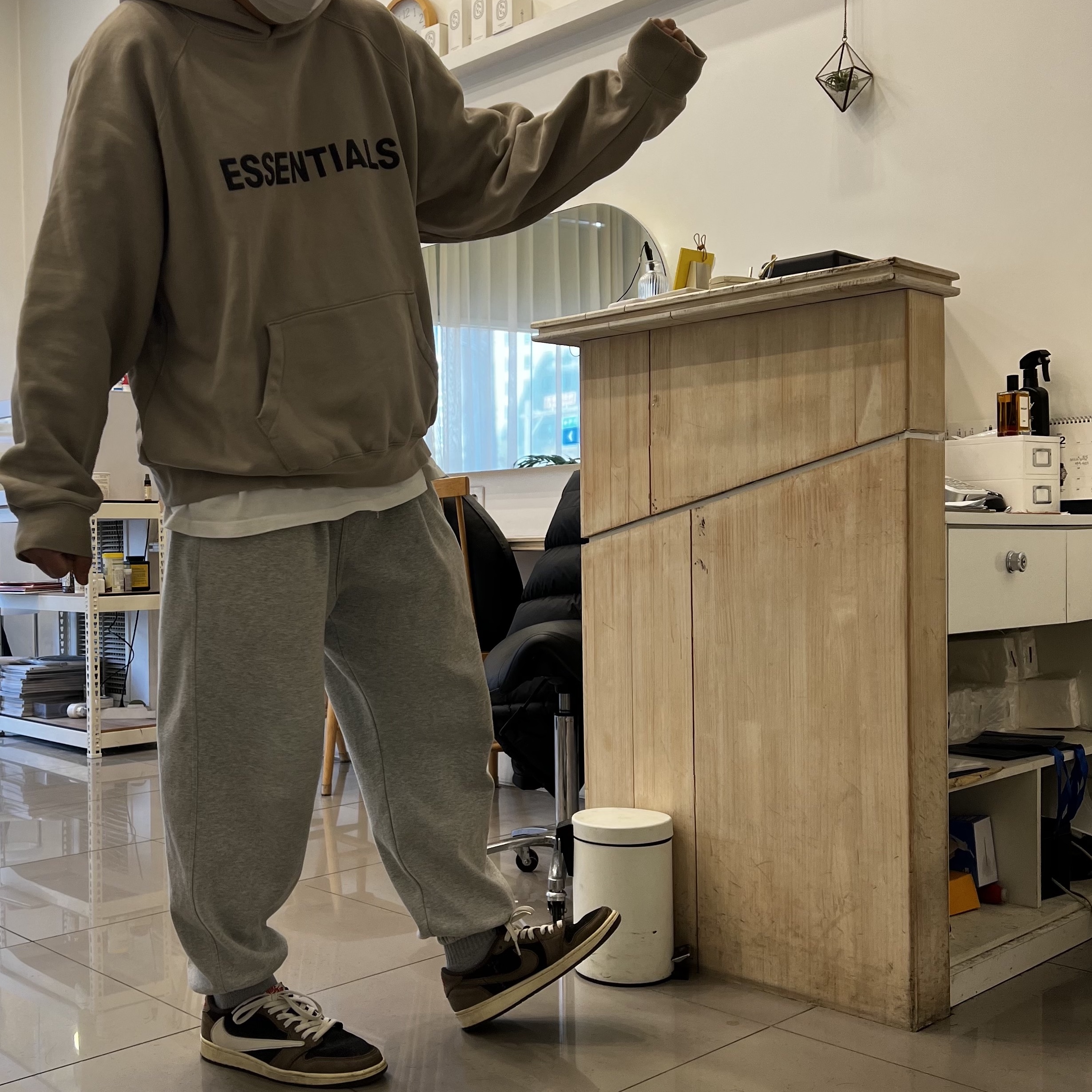 Jordan 1 x Travis Scott Retro Low OG SP Mocha, Essentials Knit Hoodie Olive - 20FW 착용 스타일