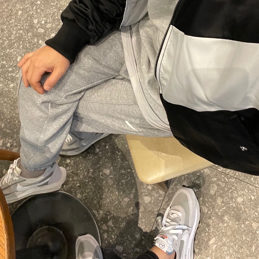 Nike NSW Swoosh Therma-Fit Bomber Black - Asia, Nike x Sacai x Fragment LDWaffle Light Smoke Grey 착용 스타일 - 1