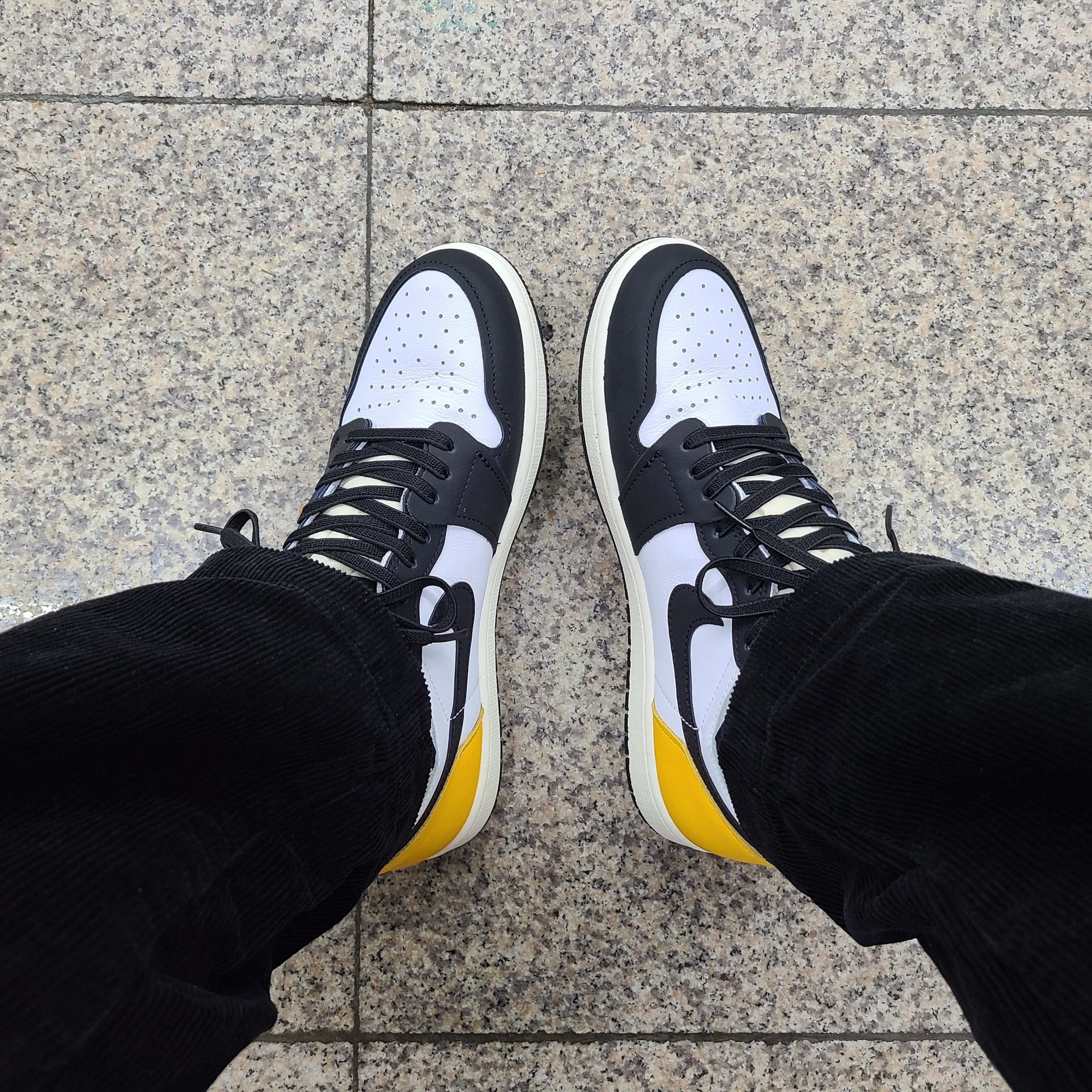 Jordan 1 Retro High OG Volt Gold 착용 스타일 - 2