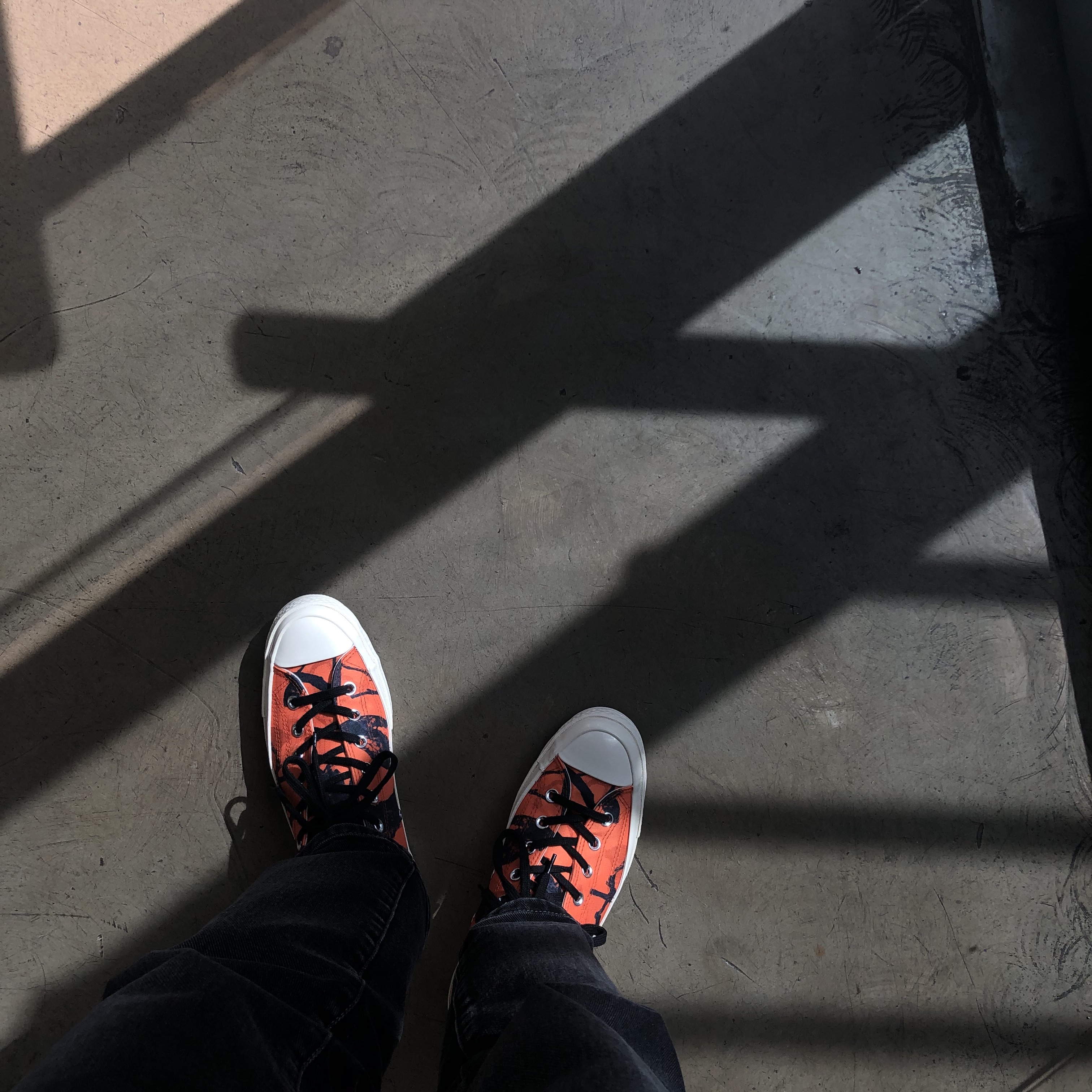 Converse x Carhartt WIP Chuck 70 Ox Orange Tree Camo 착용 스타일 - 1