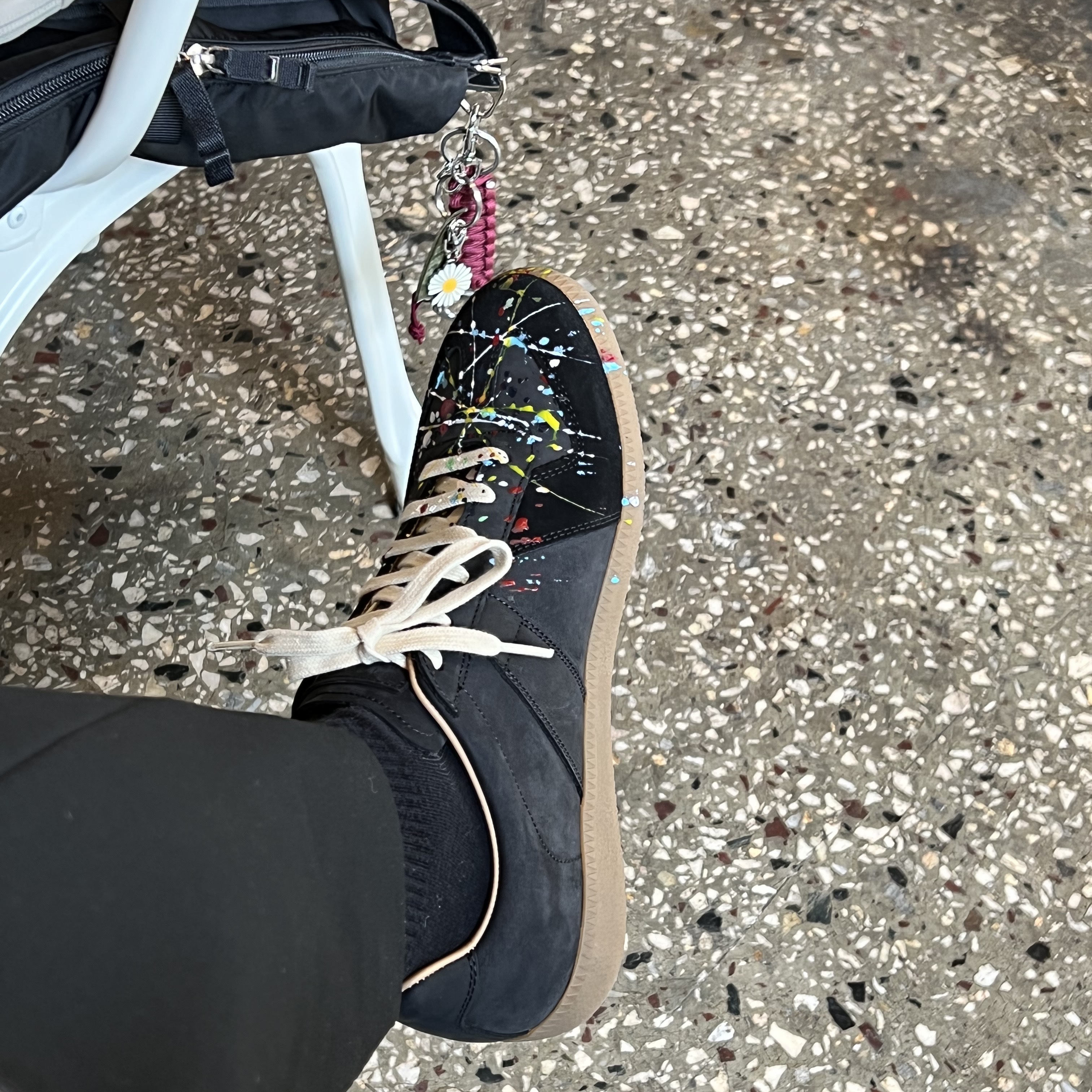 Maison Margiela Replica Paint Drop Sneakers Black 착용 스타일 - 2