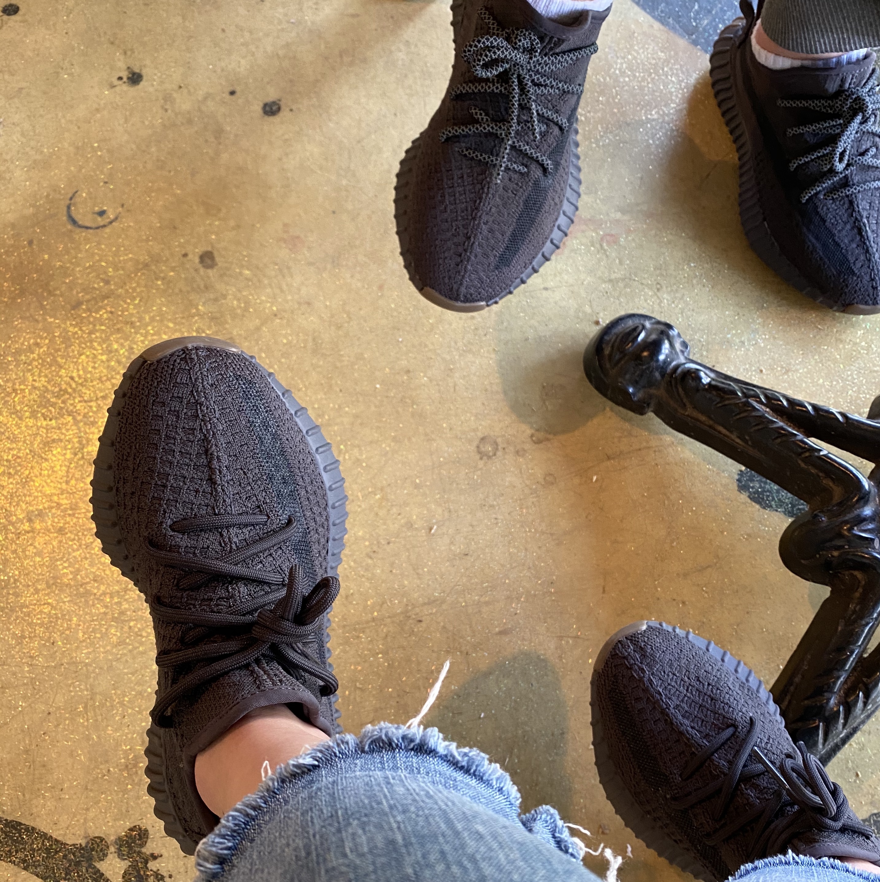 Adidas Yeezy Boost 350 V2 Cinder 착용 스타일