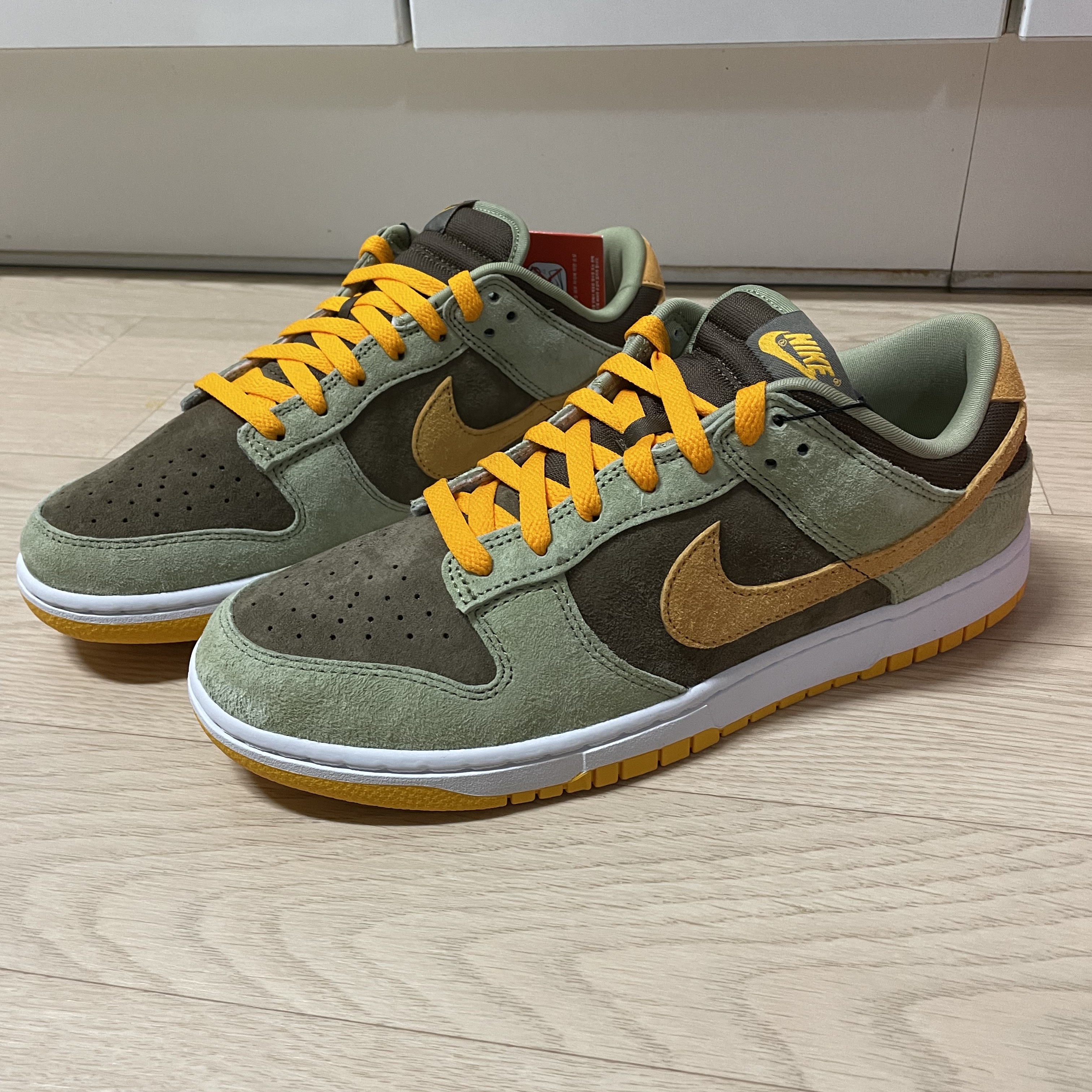 Nike Dunk Low SE Dusty Olive 착용 스타일 - 2
