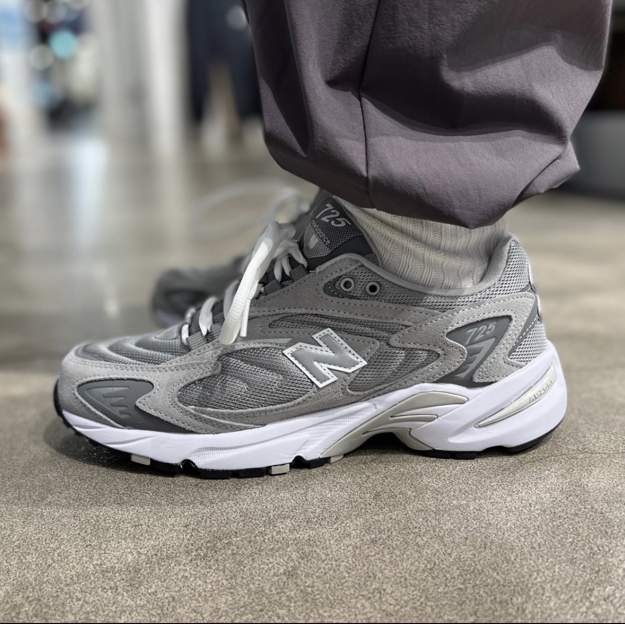 New Balance 725 Grey 착용 스타일 - 3
