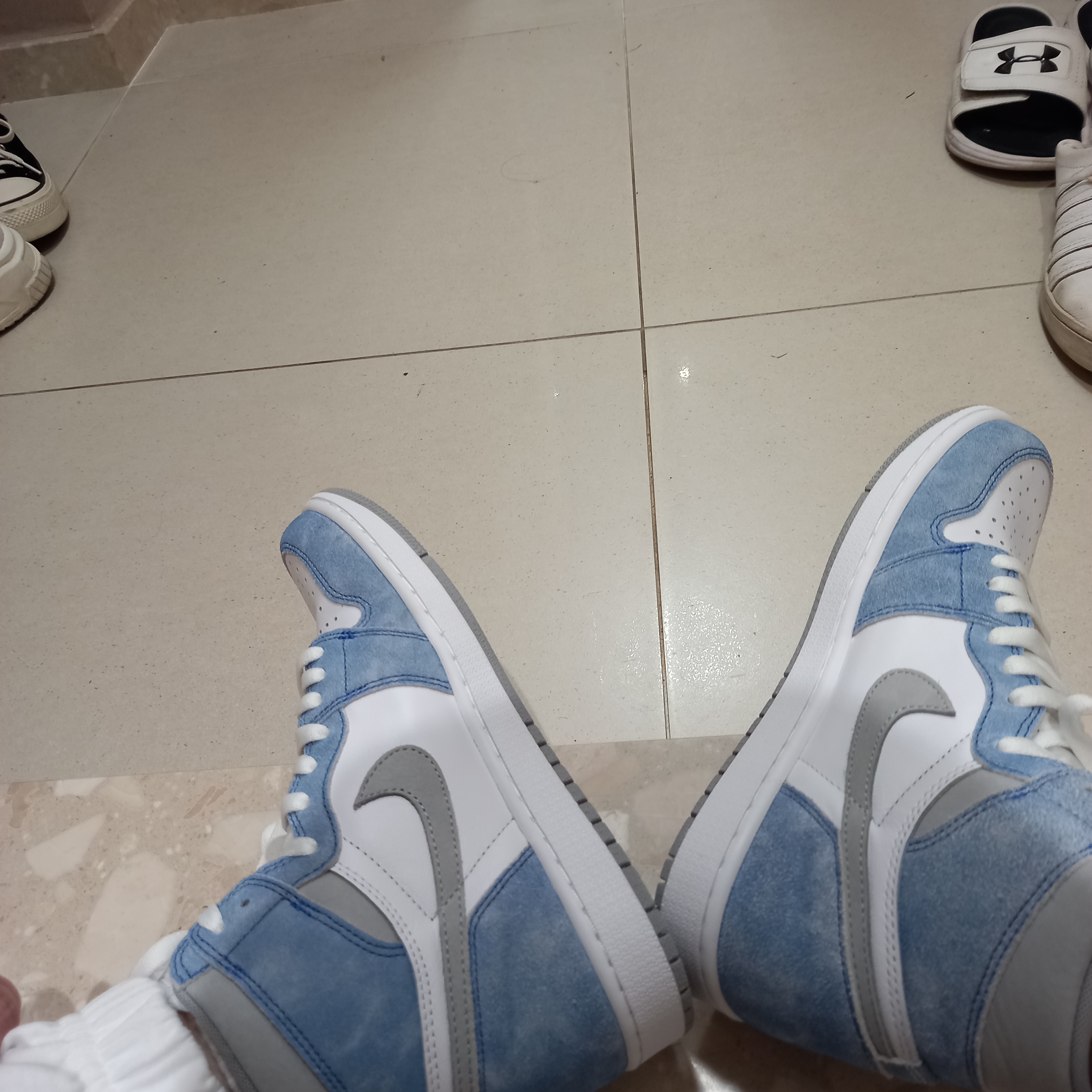 Jordan 1 Retro High OG Hyper Royal 착용 스타일 - 2