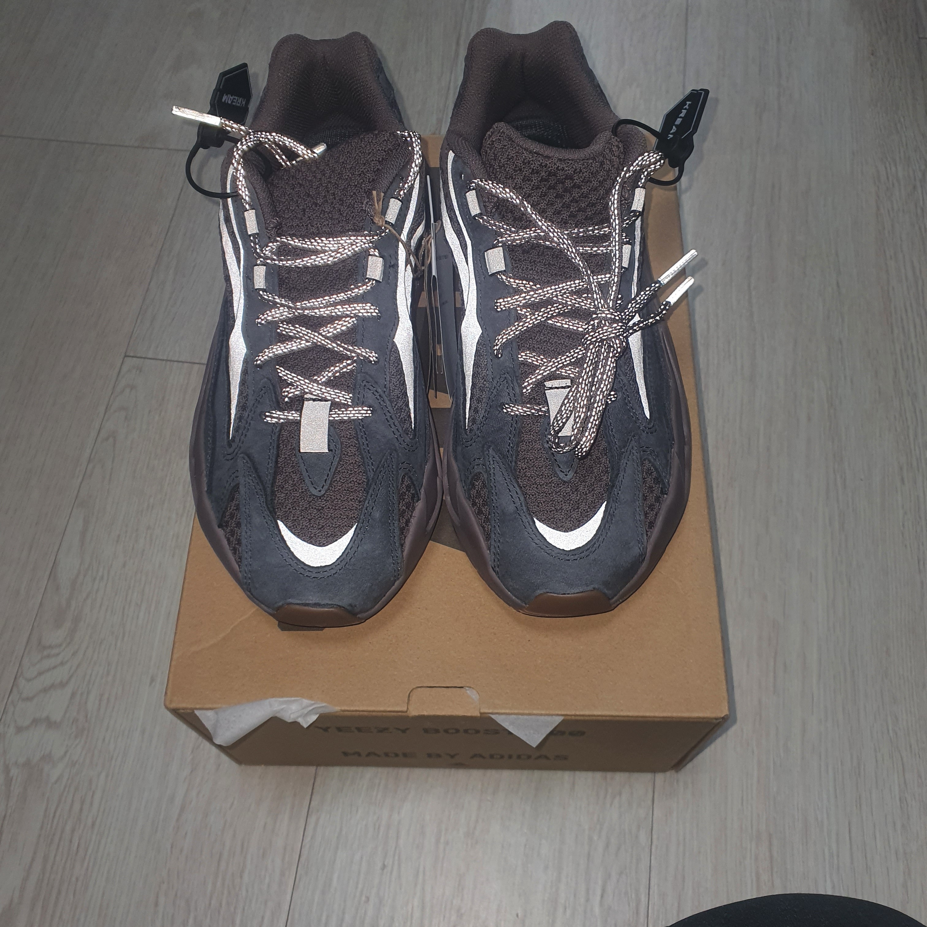 Adidas Yeezy Boost 700 V2 Mauve 착용 스타일 - 2