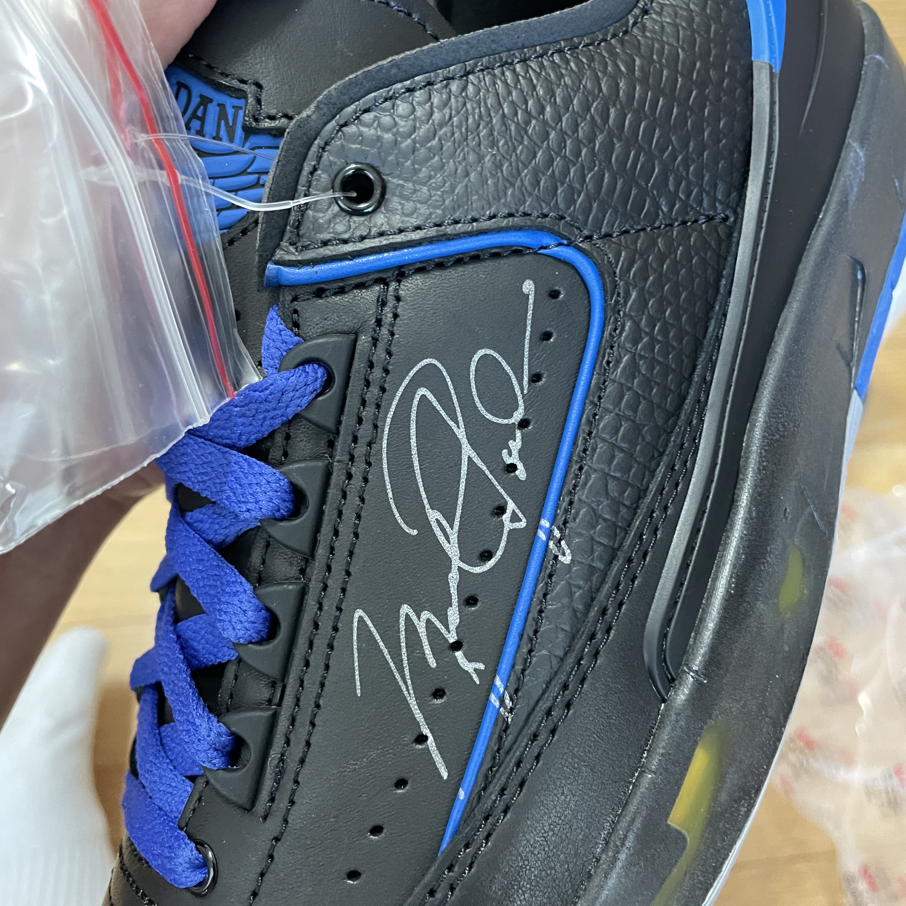 Jordan 2 x Off-White Retro Low SP Black and Varsity Royal 착용 스타일 - 3