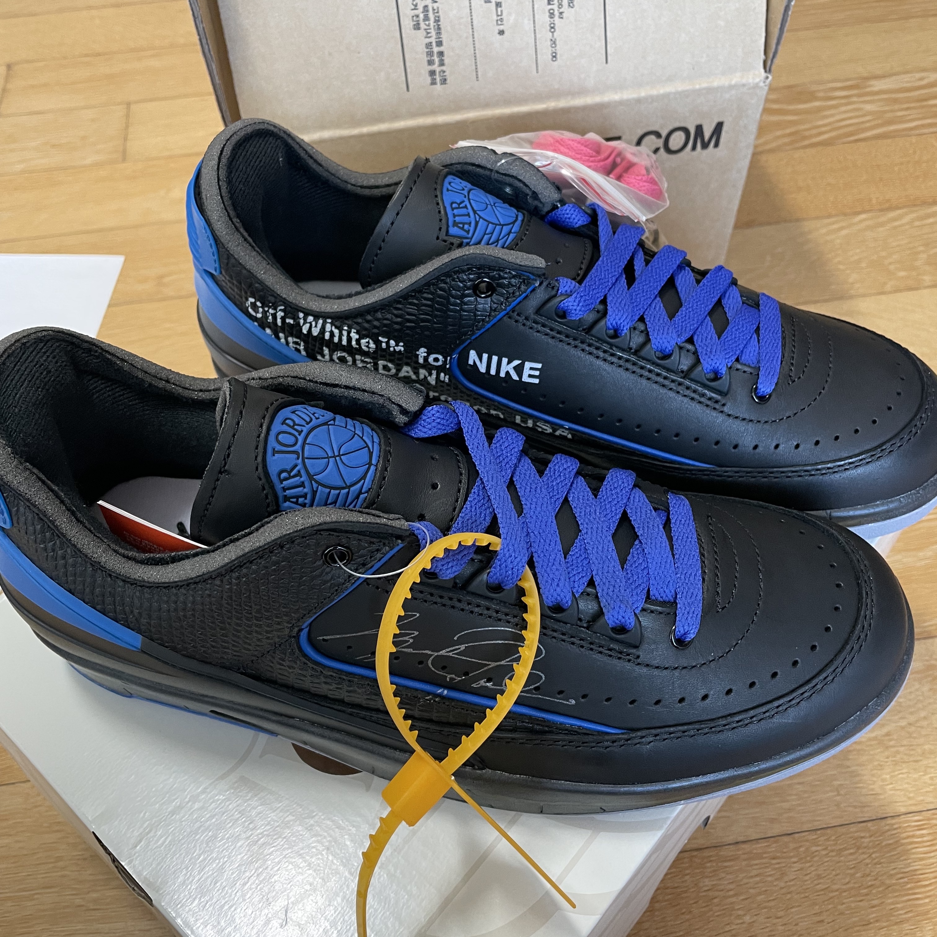Jordan 2 x Off-White Retro Low SP Black and Varsity Royal 착용 스타일 - 1