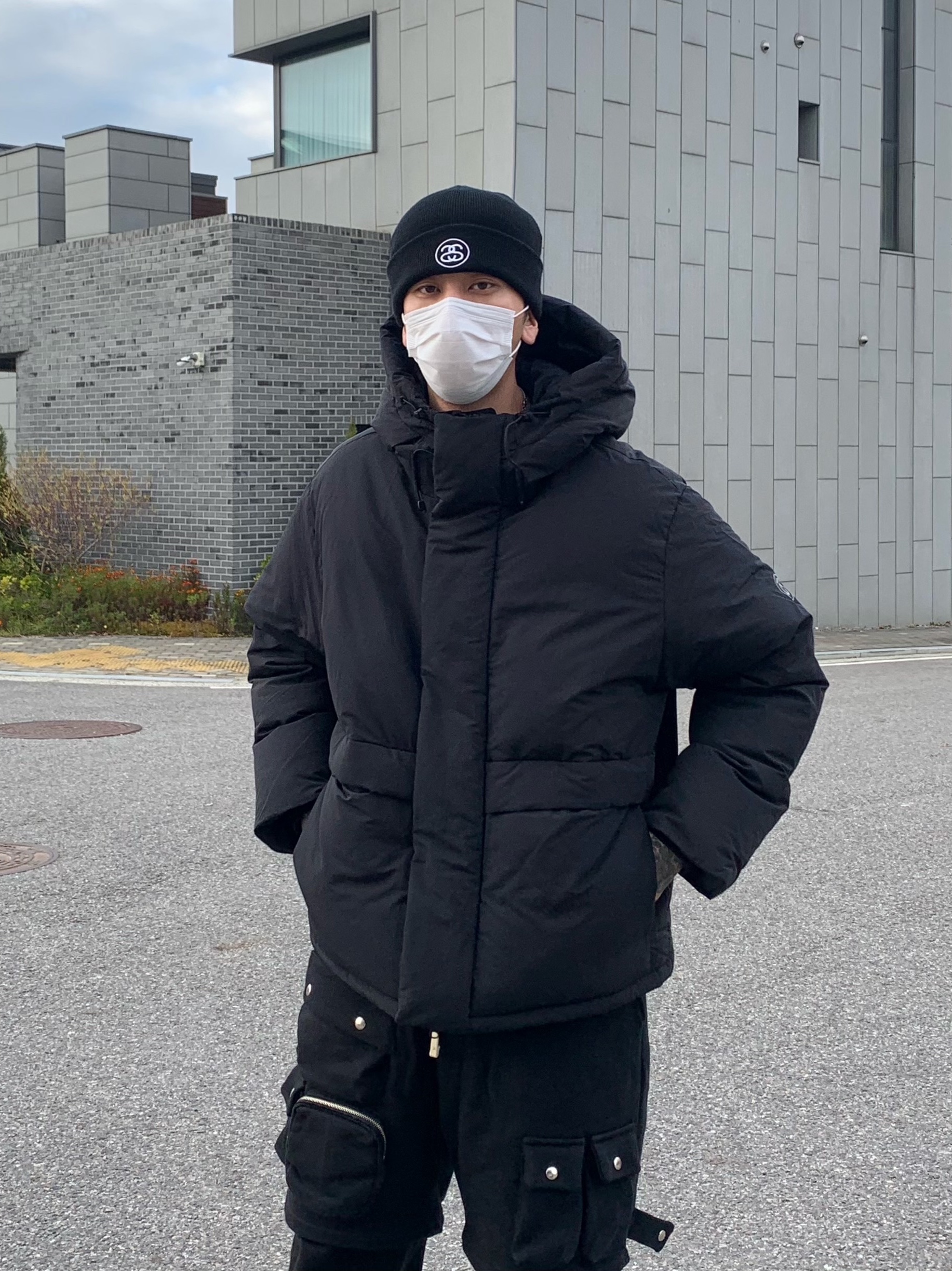Stussy SS Link Cuff Beanie Black, Adidas Yeezy 450 Cloud White 착용 스타일 - 3