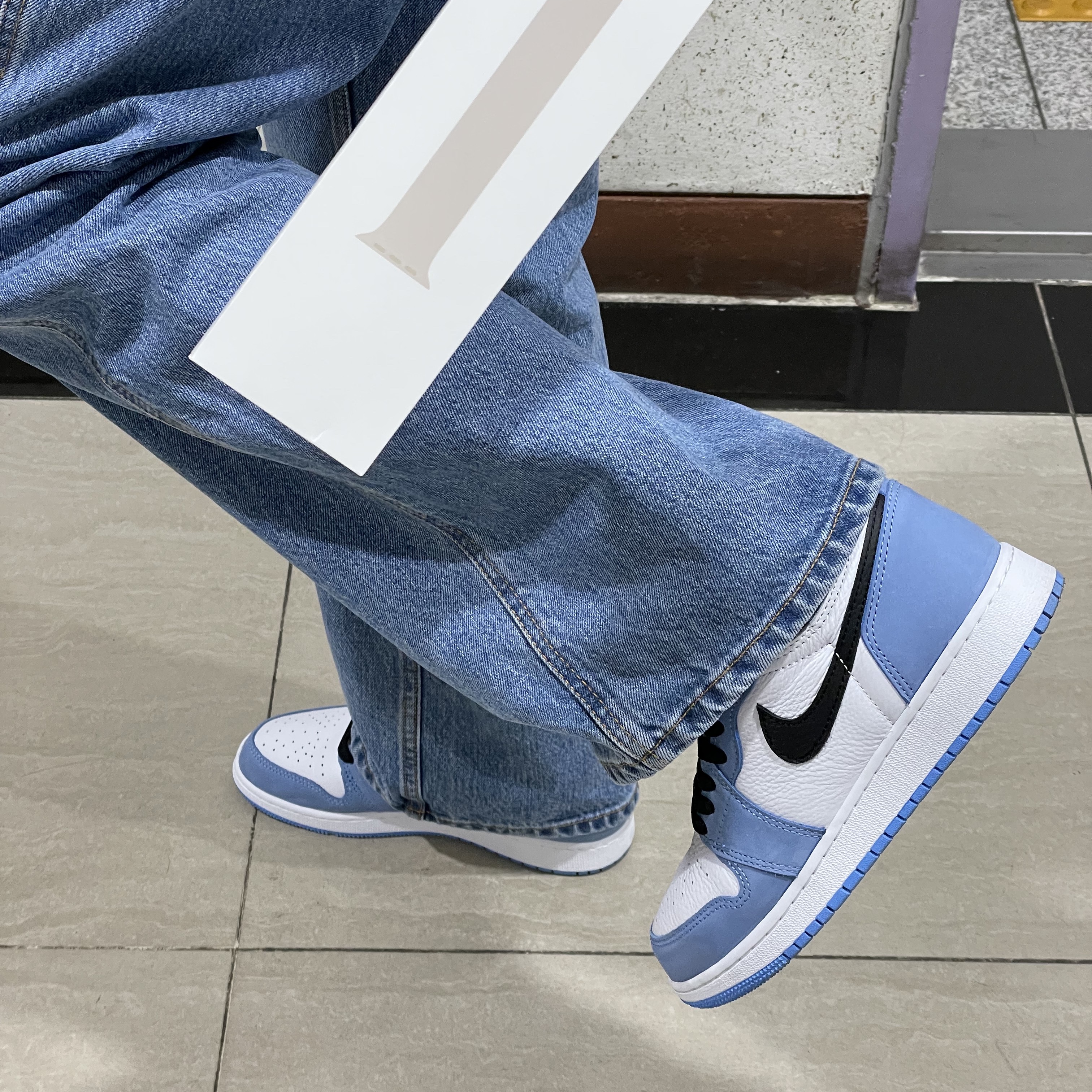 Jordan 1 Retro High OG University Blue 착용 스타일