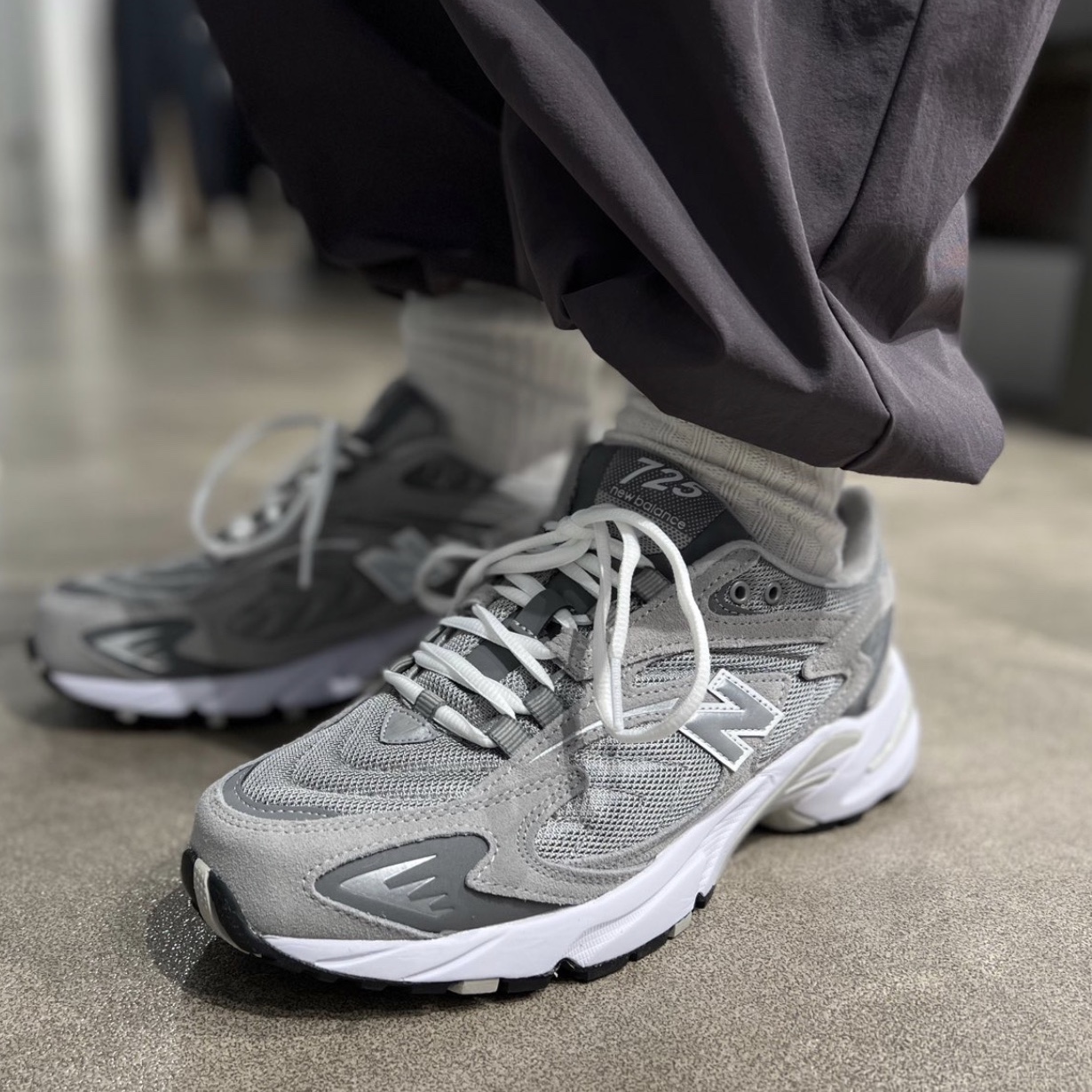 New Balance 725 Grey 착용 스타일 - 4