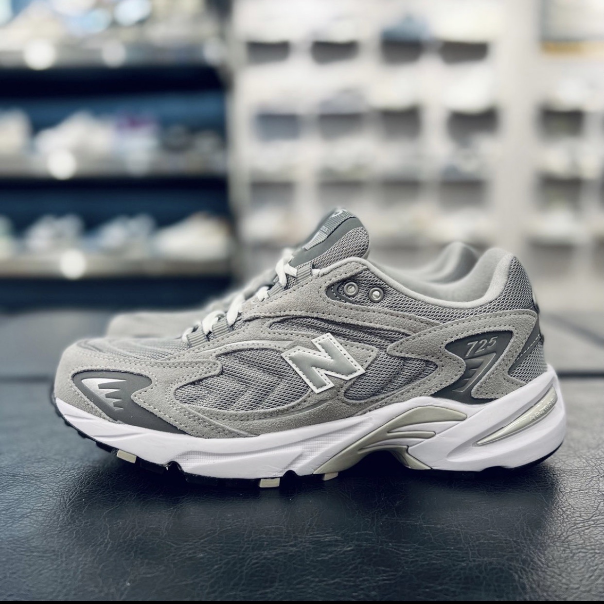 New Balance 725 Grey 착용 스타일 - 5