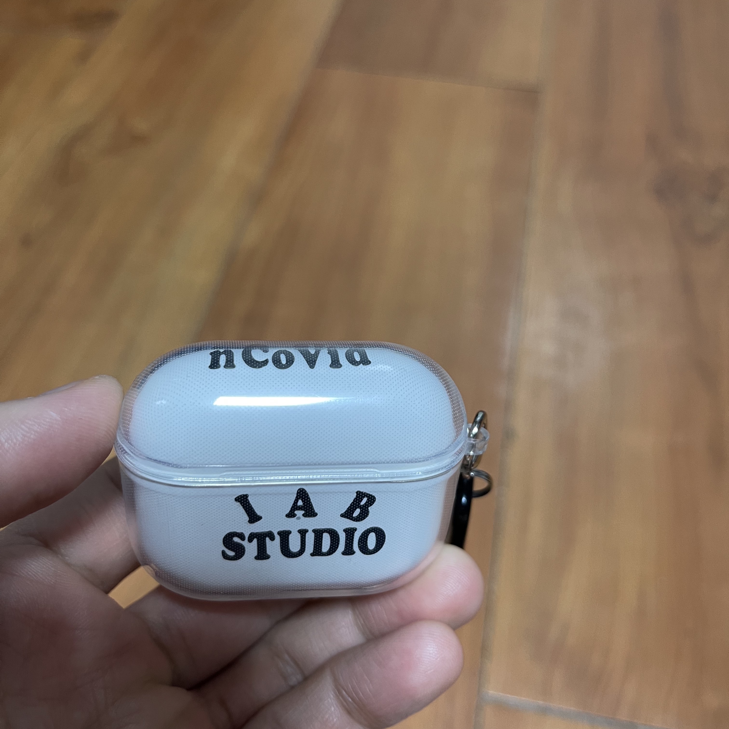 Casetify x IAB Studio Logo AirPods Pro Case Clear 착용 스타일 - 1