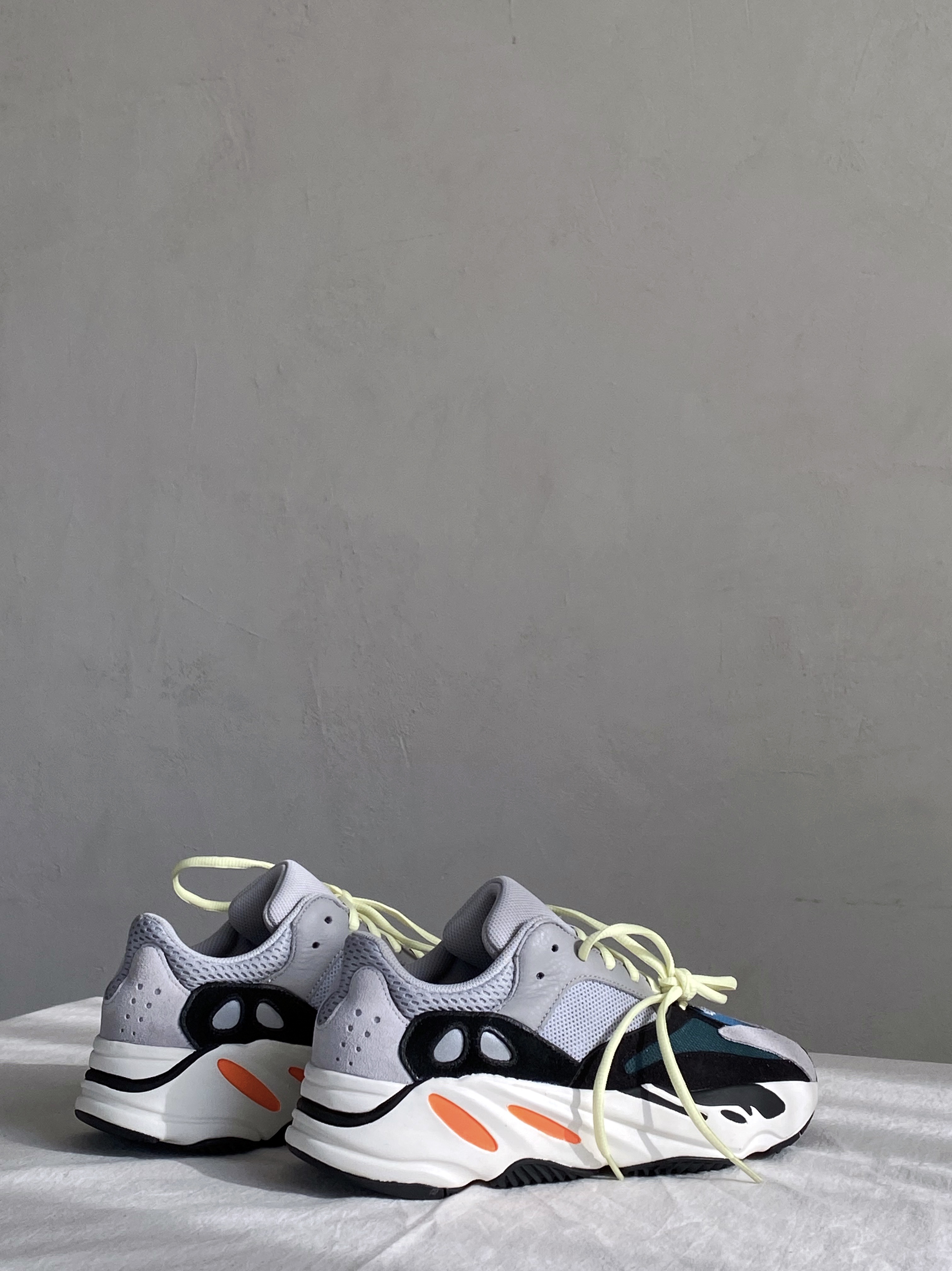 Adidas Yeezy Boost 700 Wave Runner Solid Grey 2017/2019 착용 스타일 - 5