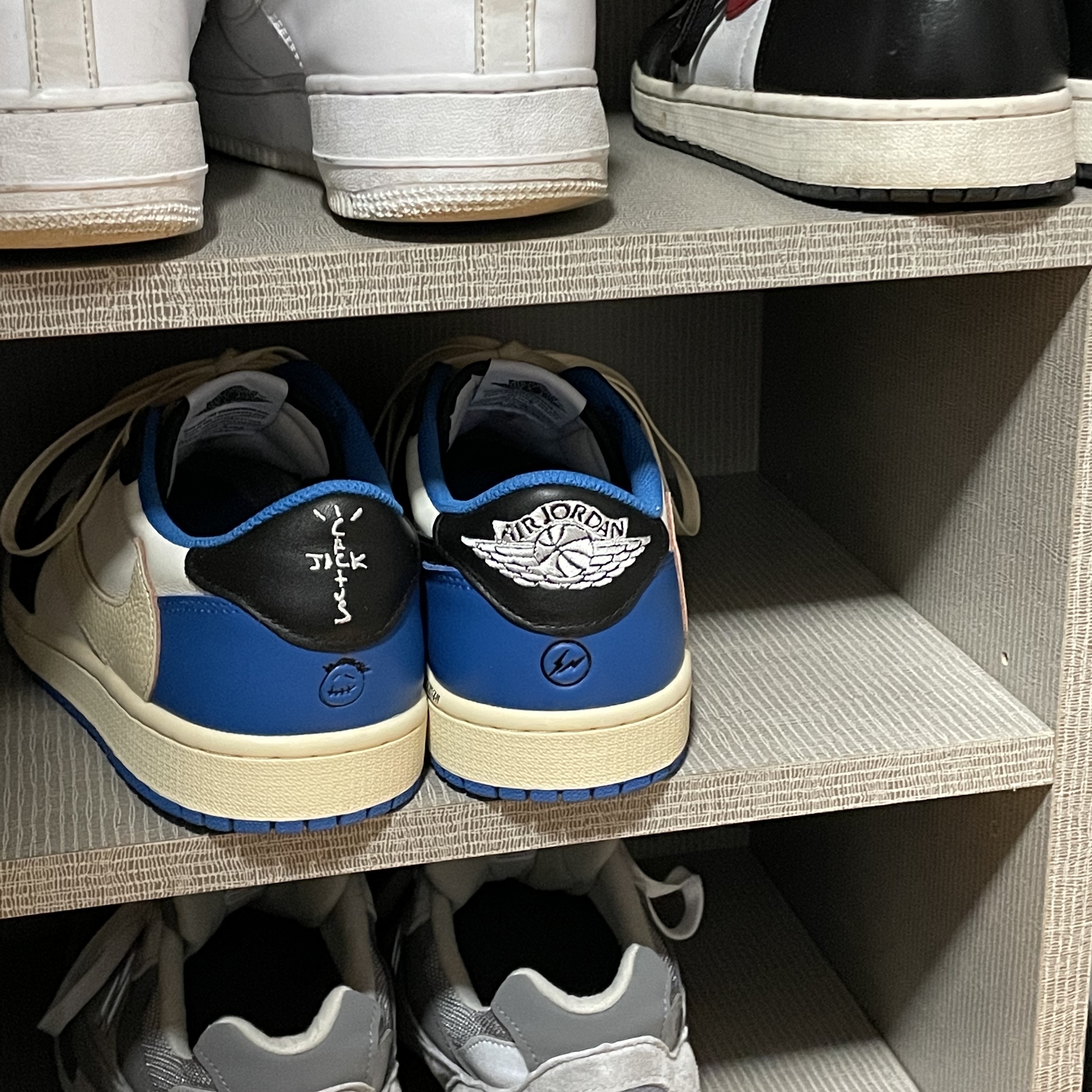 Jordan 1 x Travis Scott x Fragment Retro Low OG SP Military Blue, Nike Air Force 1 '07 Low White 착용 스타일
