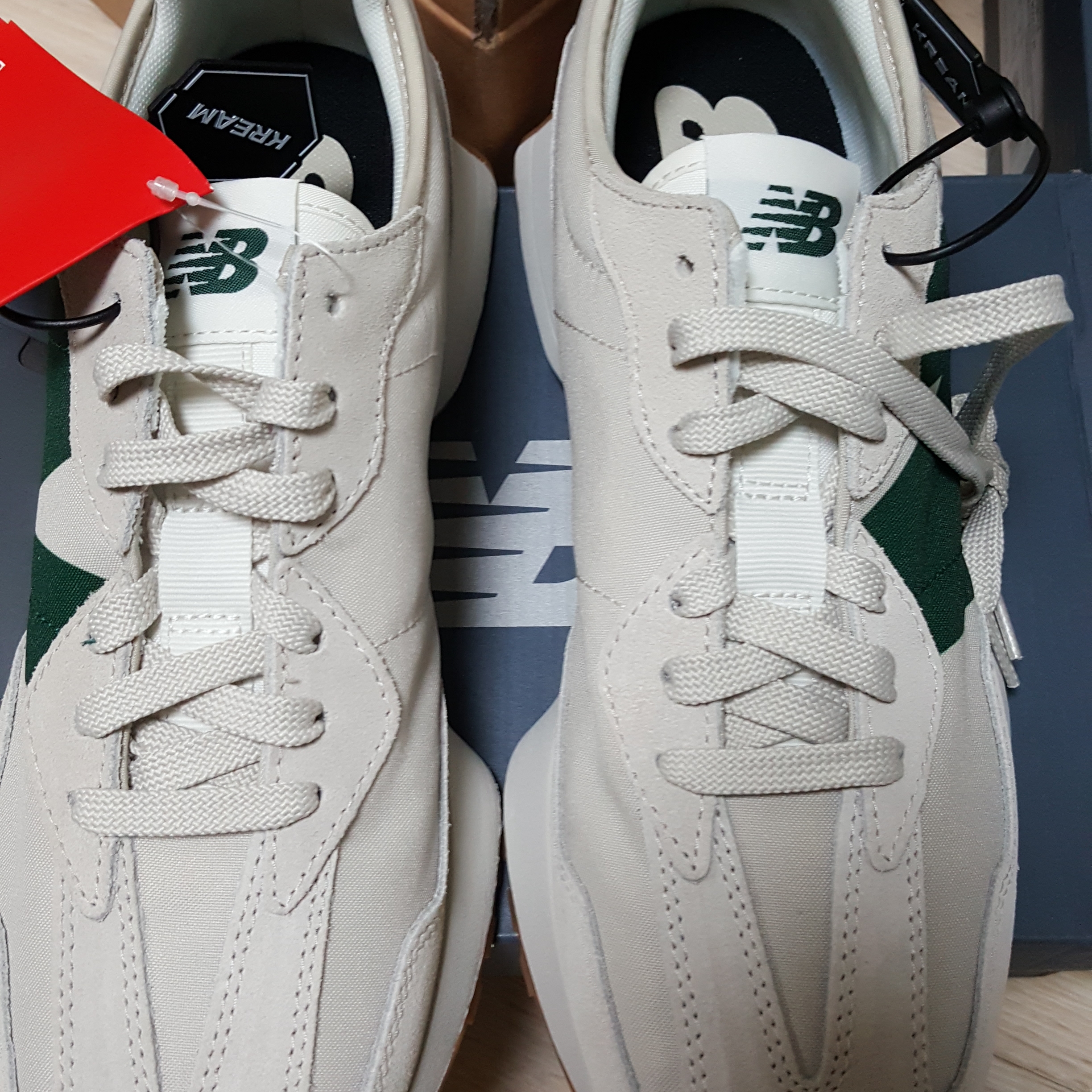 New Balance 327 Timberwolf 착용 스타일