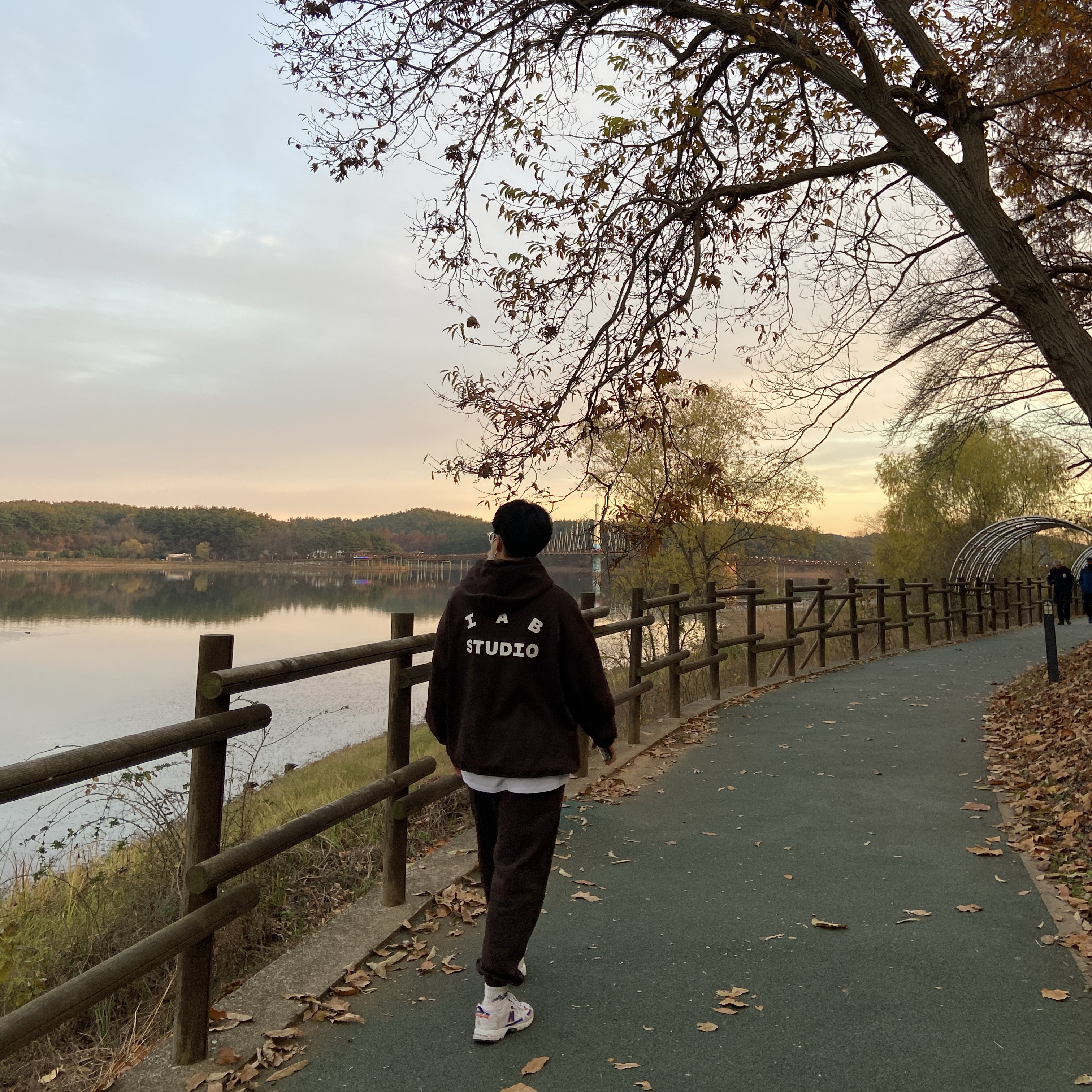 IAB Studio Hoodie Brown, IAB Studio Sweatpants Brown 착용 스타일