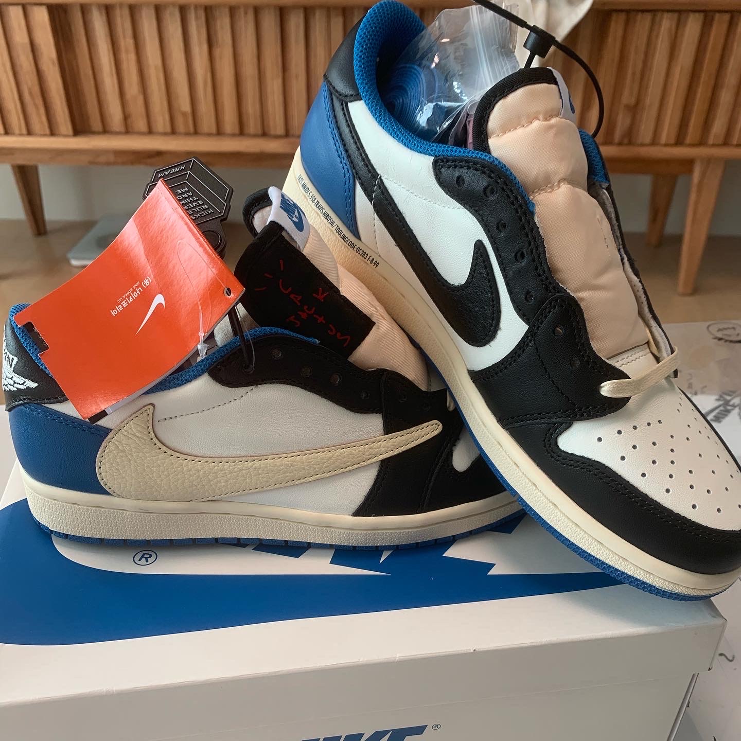 Jordan 1 x Travis Scott x Fragment Retro Low OG SP Military Blue 착용 스타일 - 1