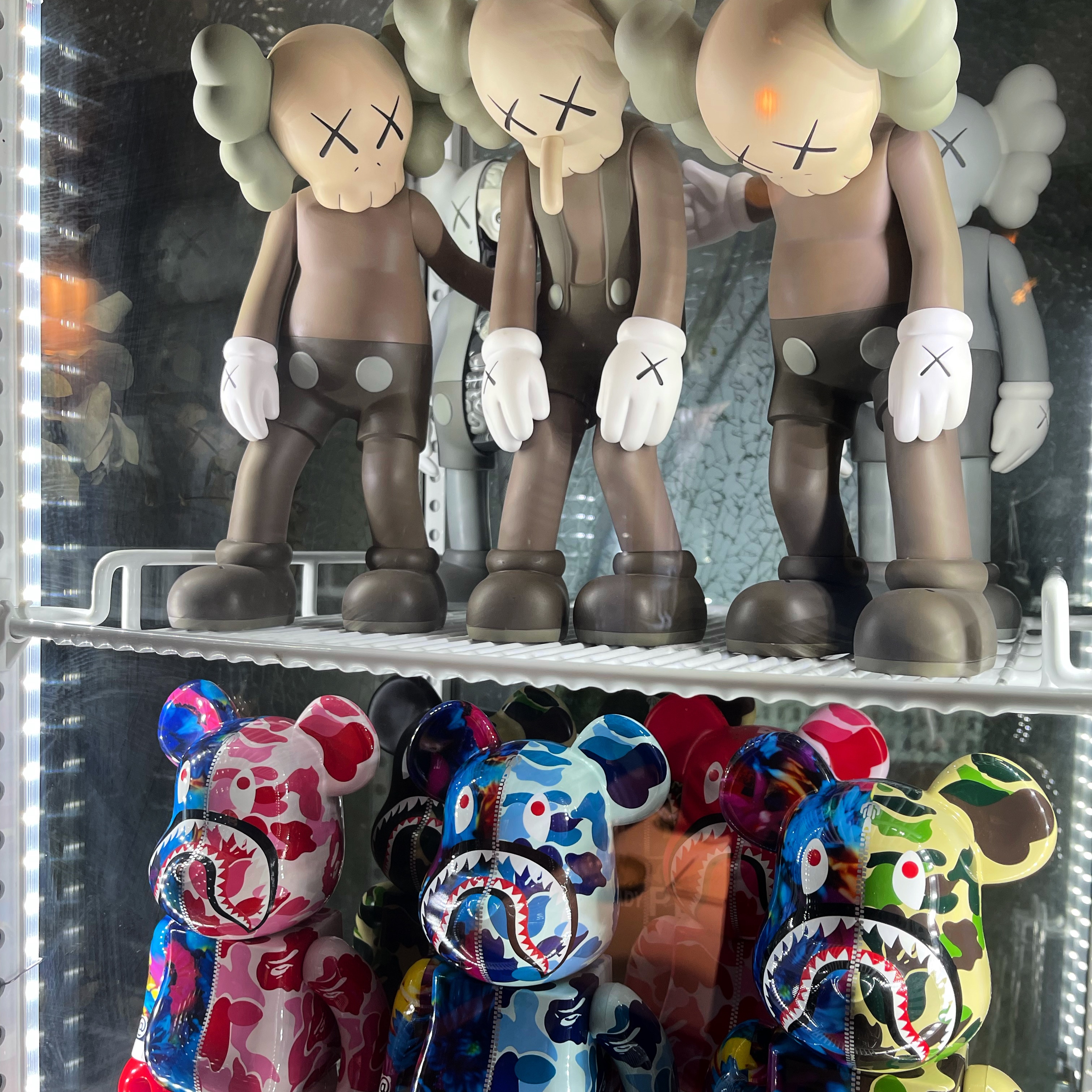 Kaws Companion Open Edition Vinyl Figure Brown, Kaws Along The Way Vinyl Figure Brown 착용 스타일