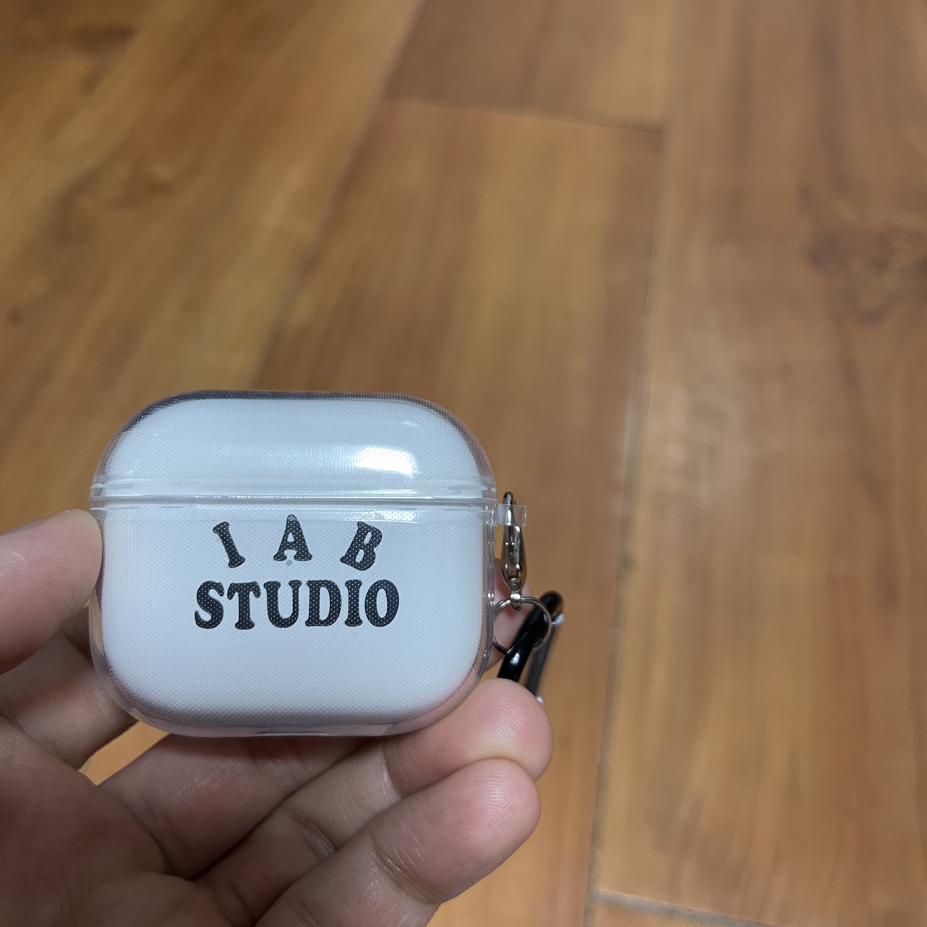 Casetify x IAB Studio Logo AirPods Pro Case Clear 착용 스타일 - 2