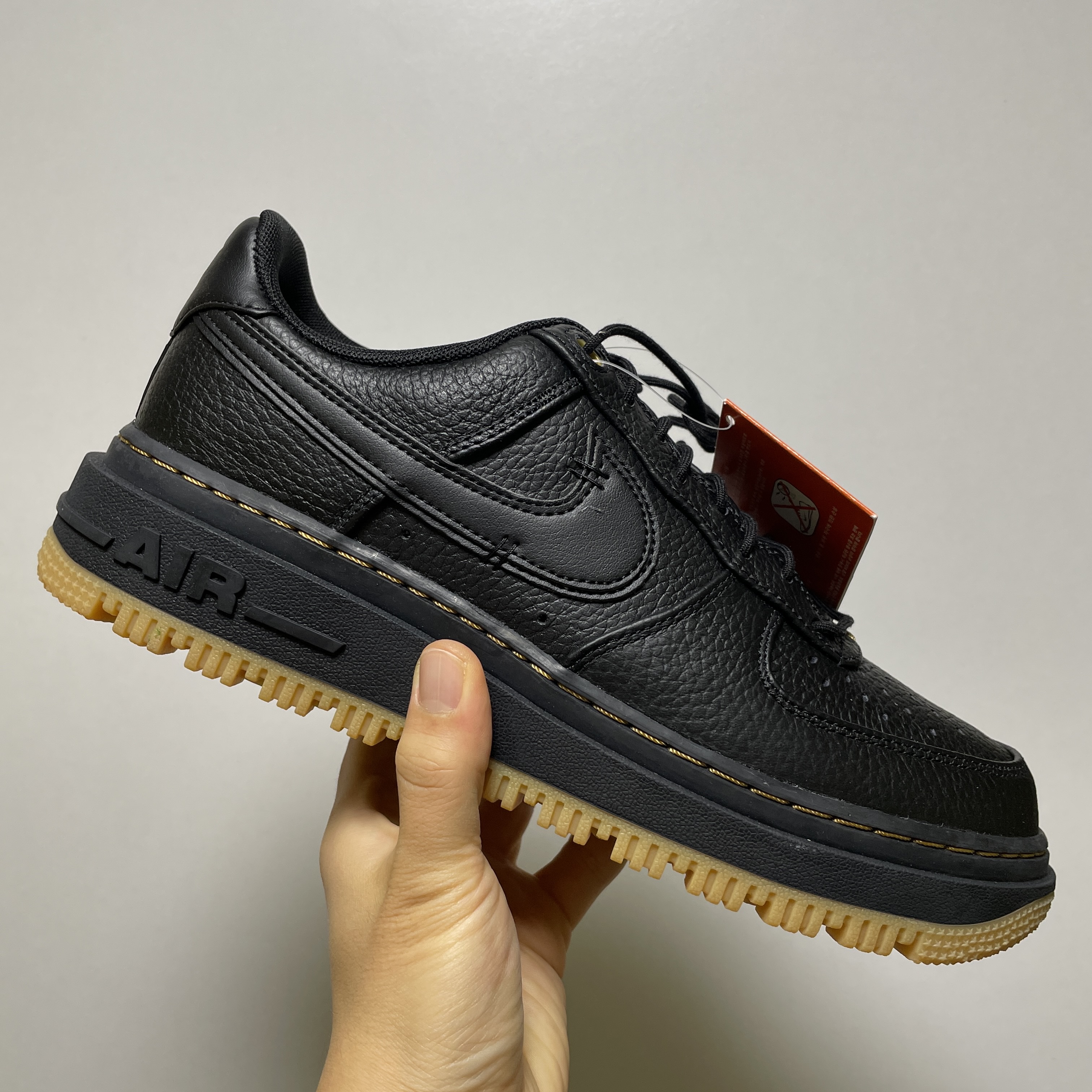Nike Air Force 1 Luxe Black 착용 스타일 - 1