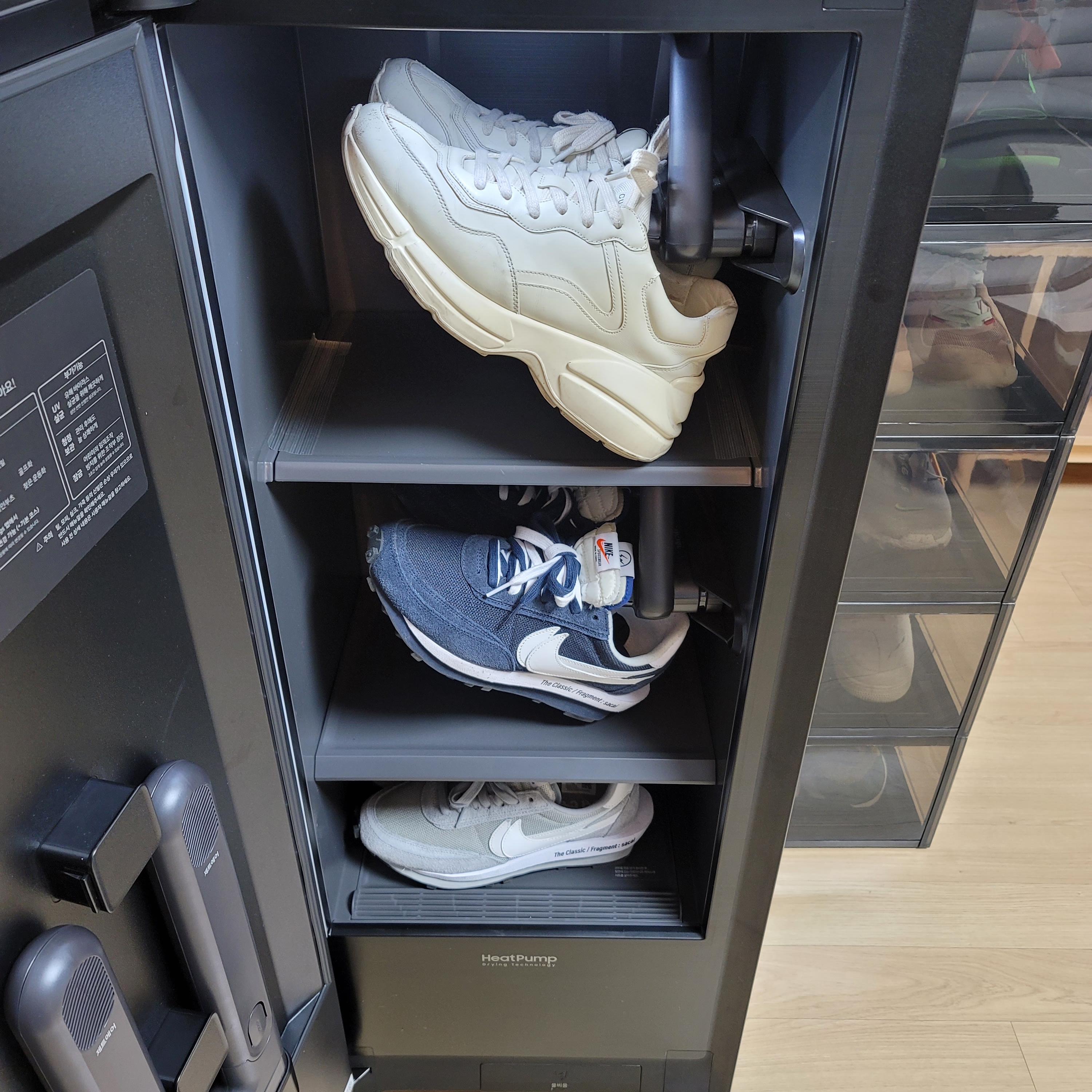 Gucci Rhyton Leather Sneakers Distressed Ivory, Nike x Sacai x Fragment LDWaffle Blackened Blue 착용 스타일
