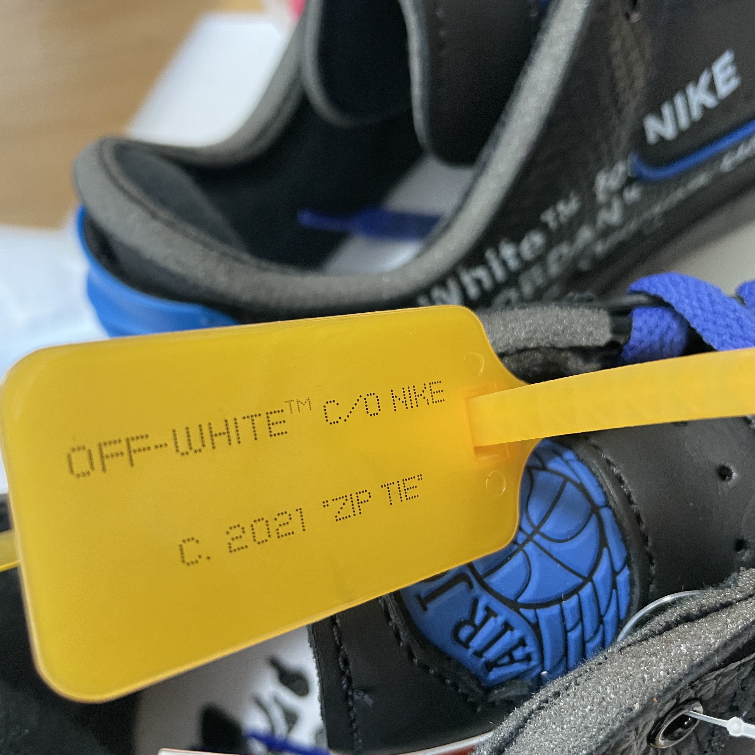 Jordan 2 x Off-White Retro Low SP Black and Varsity Royal 착용 스타일 - 4