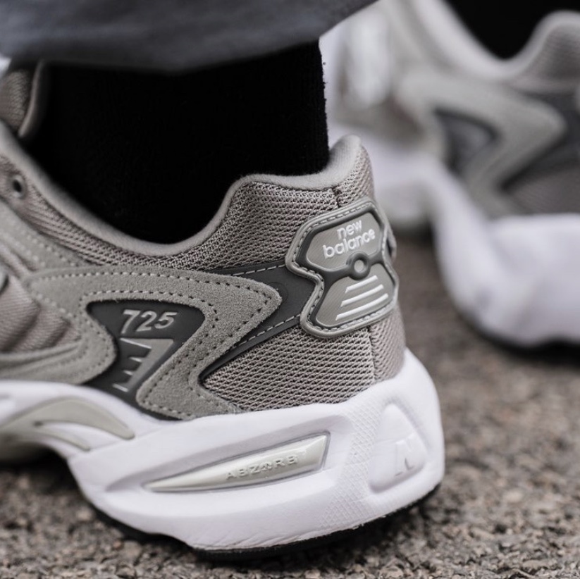New Balance 725 Grey 착용 스타일 - 4