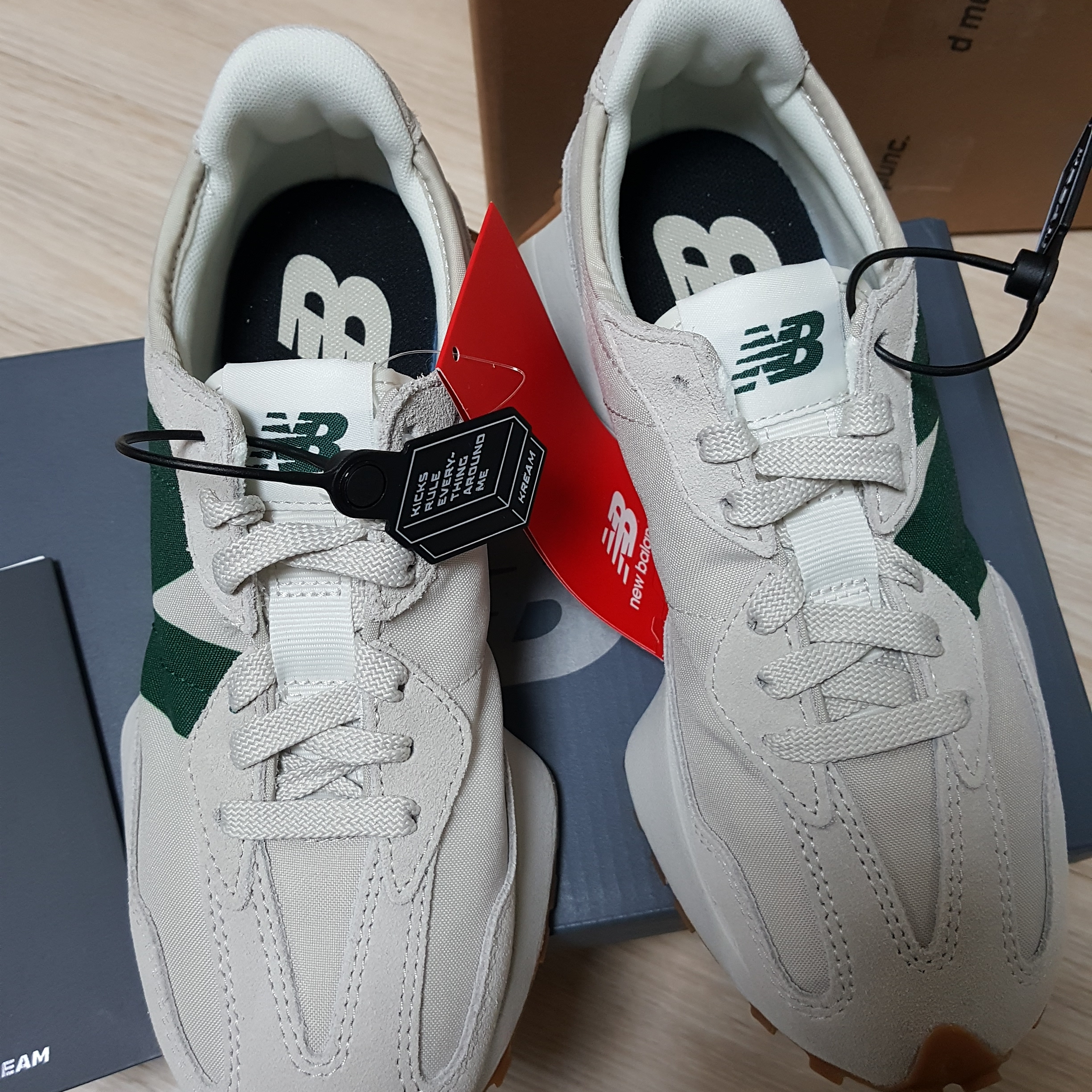 New Balance 327 Timberwolf 착용 스타일