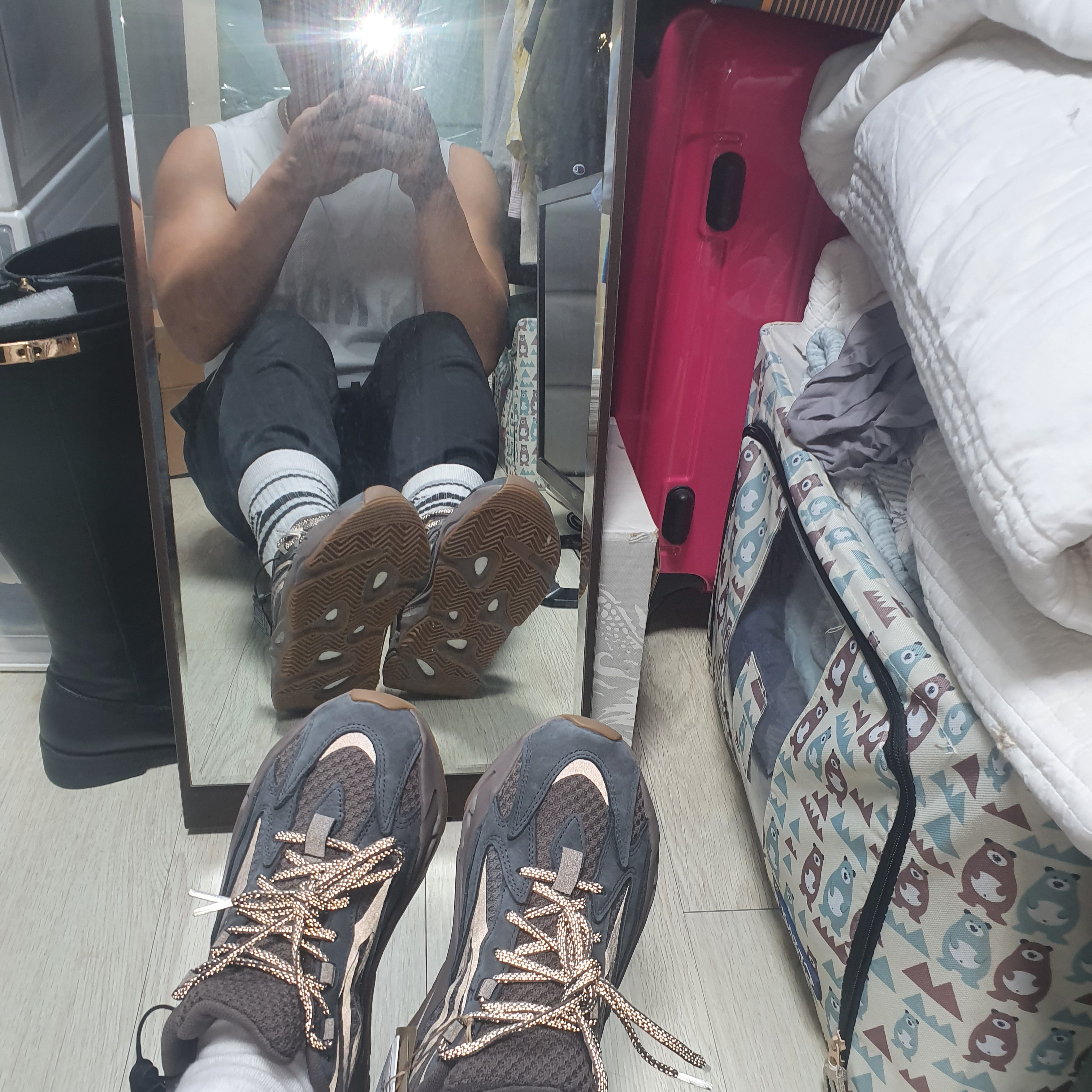 Adidas Yeezy Boost 700 V2 Mauve 착용 스타일 - 5