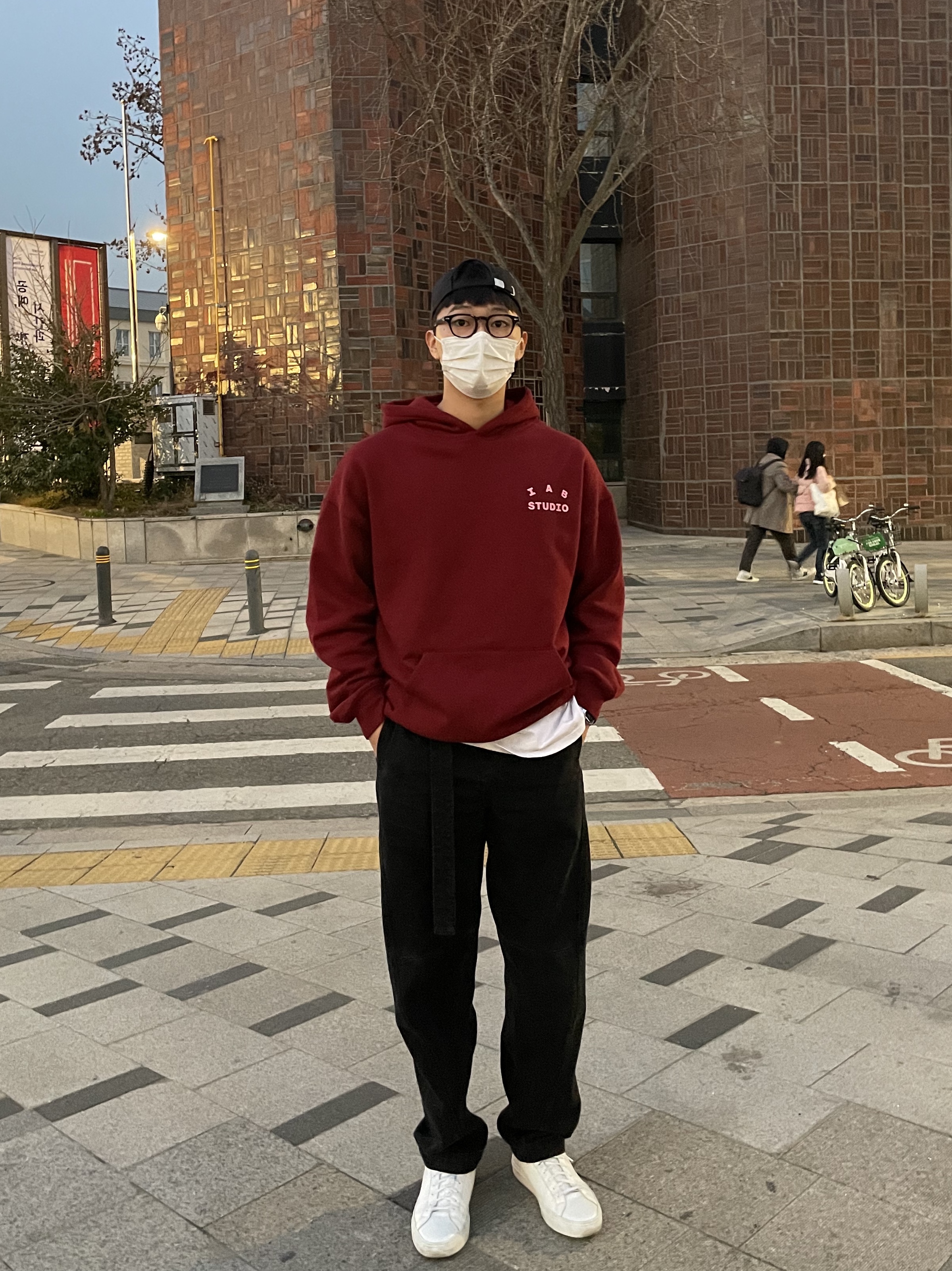 Common Projects Original Achilles Low White, IAB Studio Hoodie Raspberry 착용 스타일