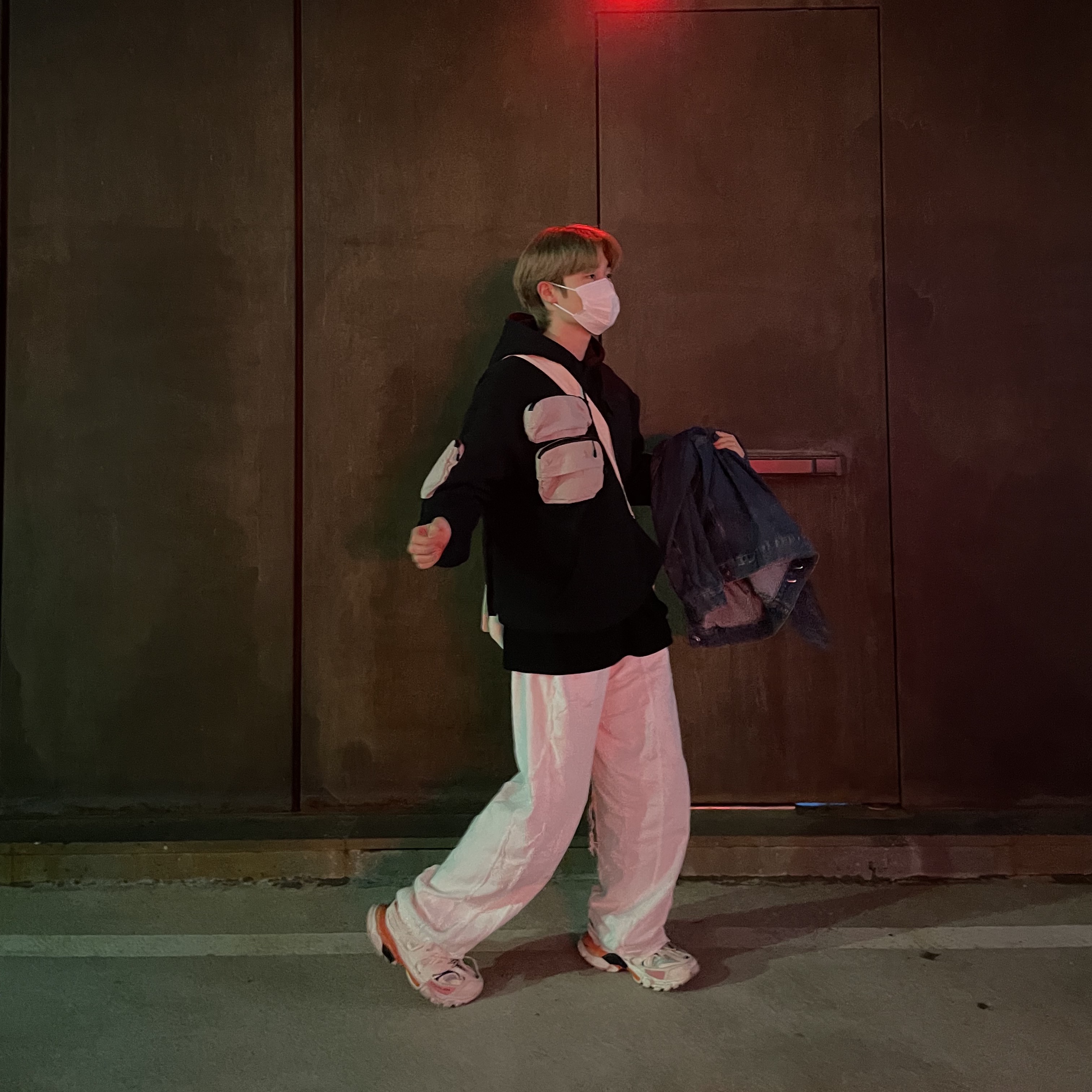 Nike x Travis Scott NRG AG Utility Hoodie Black, Balenciaga Track Sneakers White Orange 2019 착용 스타일 - 1