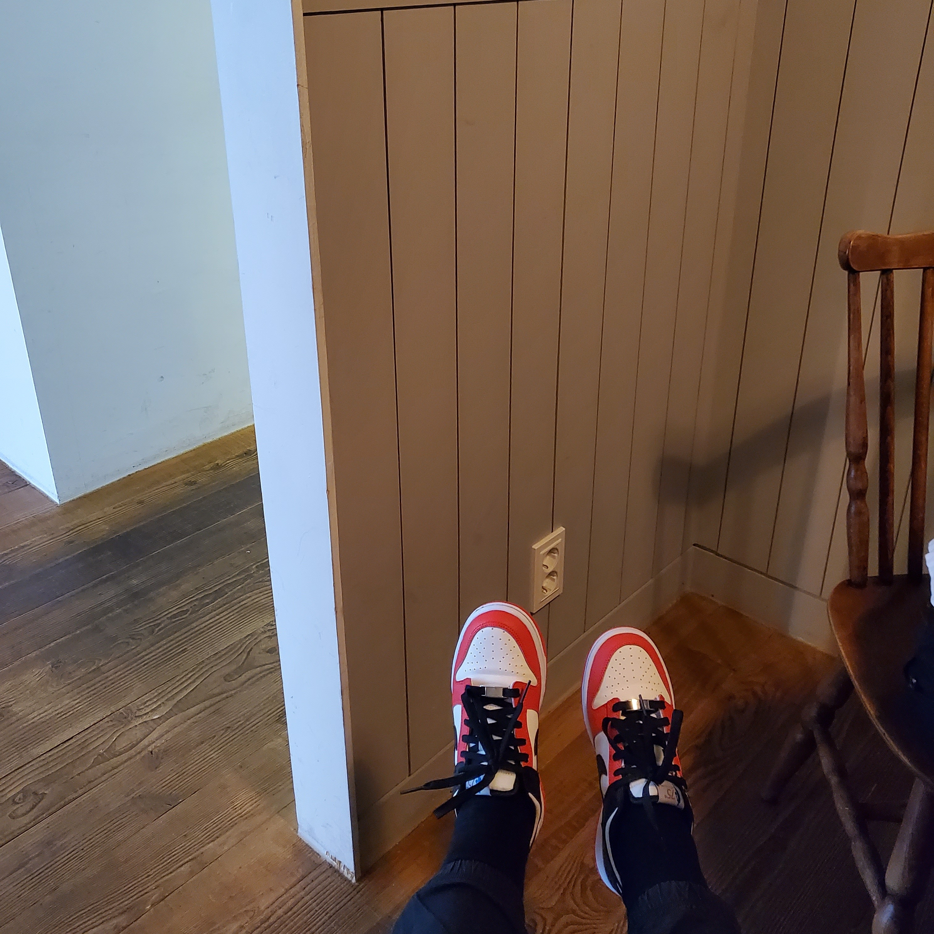 (GS) Nike x NBA Dunk Low Black and Chile Red 착용 스타일 - 2