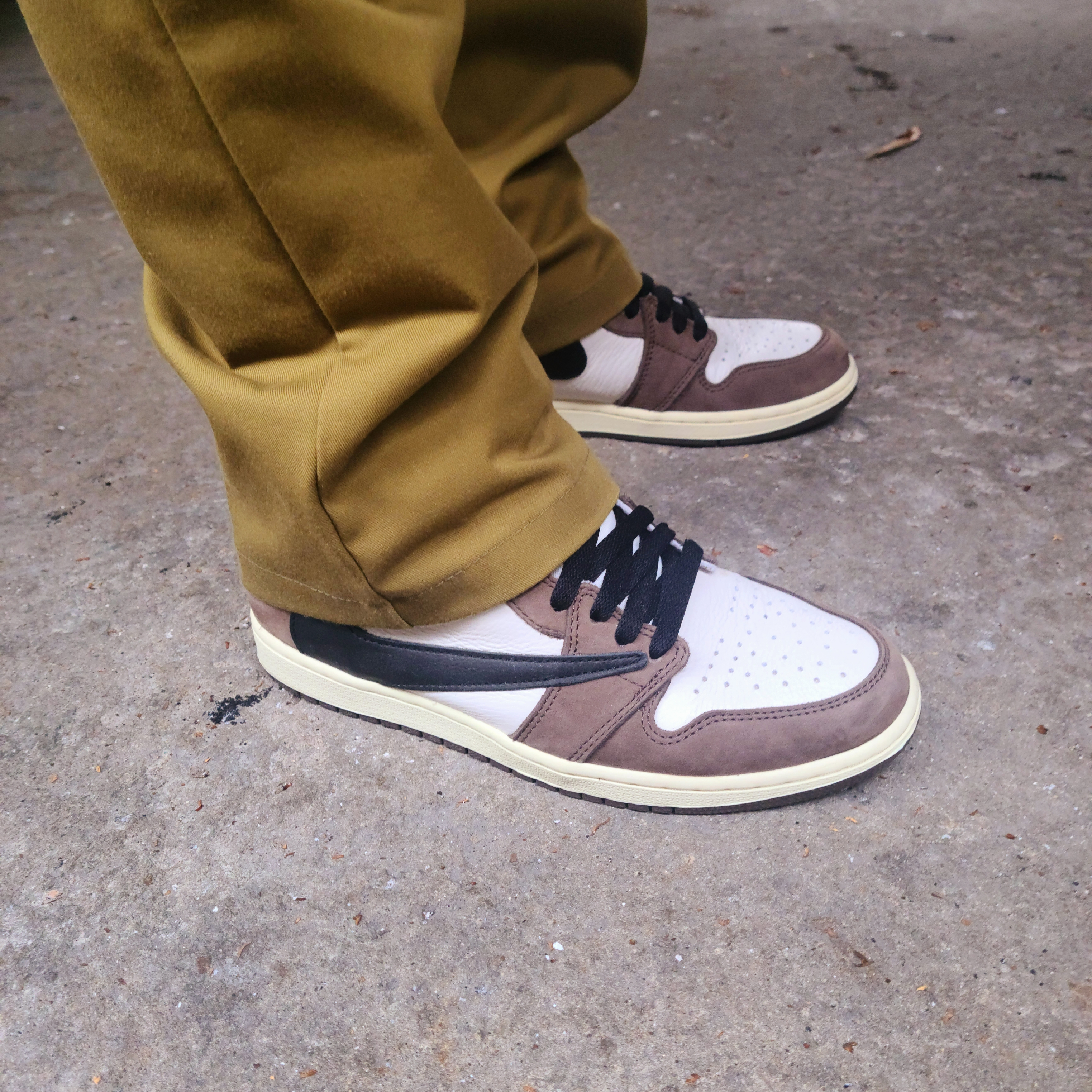 Jordan 1 x Travis Scott Retro High OG SP Mocha 착용 스타일 - 2