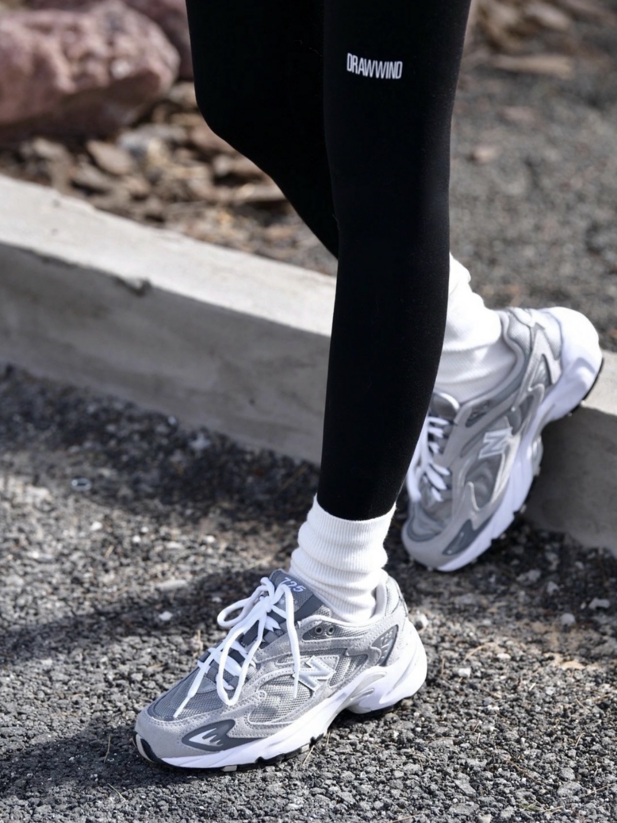 New Balance 725 Grey 착용 스타일 - 3
