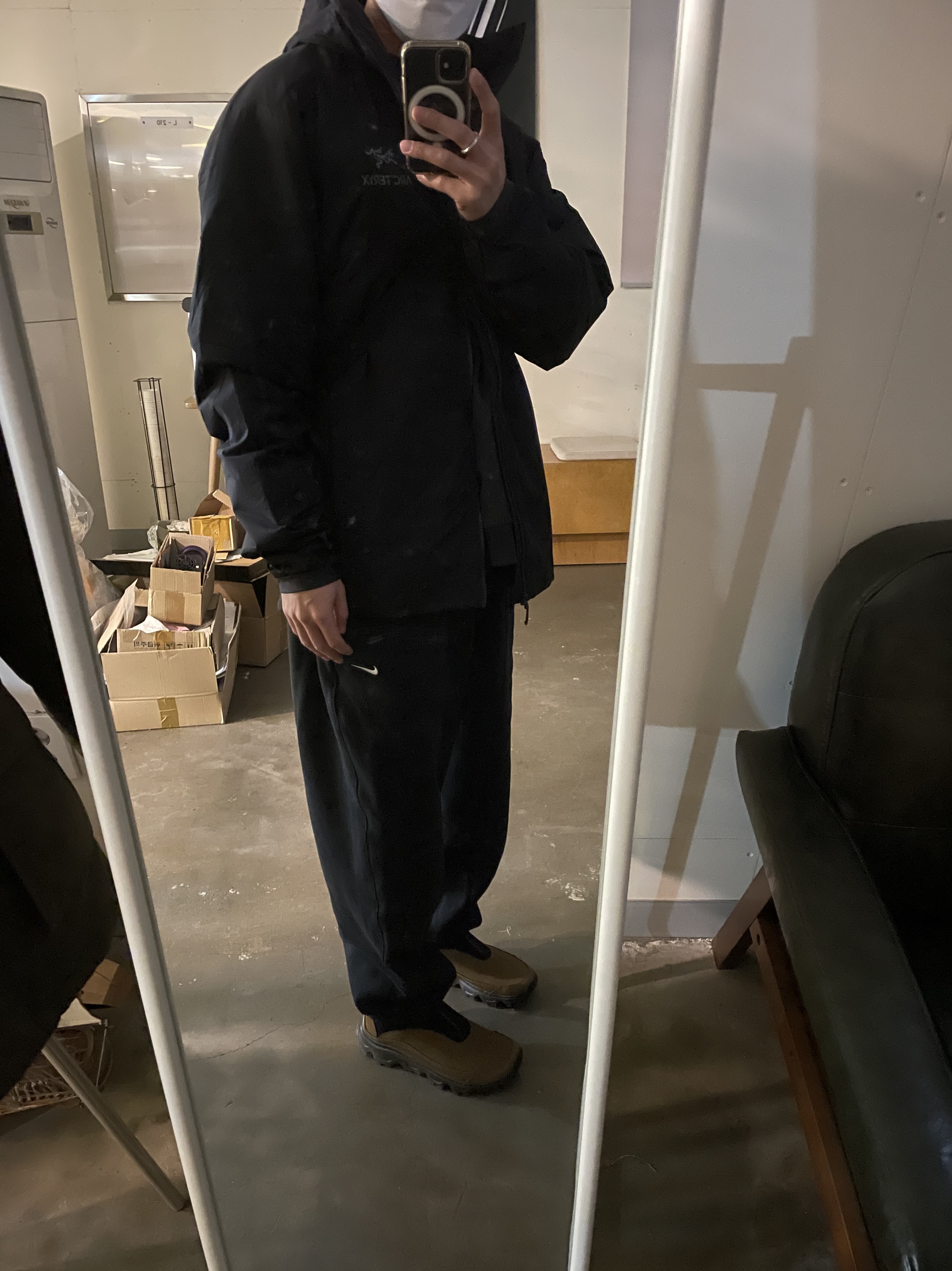 Arc'teryx Atom LT Hoody Black, Nike NRG Solo Swoosh Fleece Pants Black - US/EU 착용 스타일 - 2
