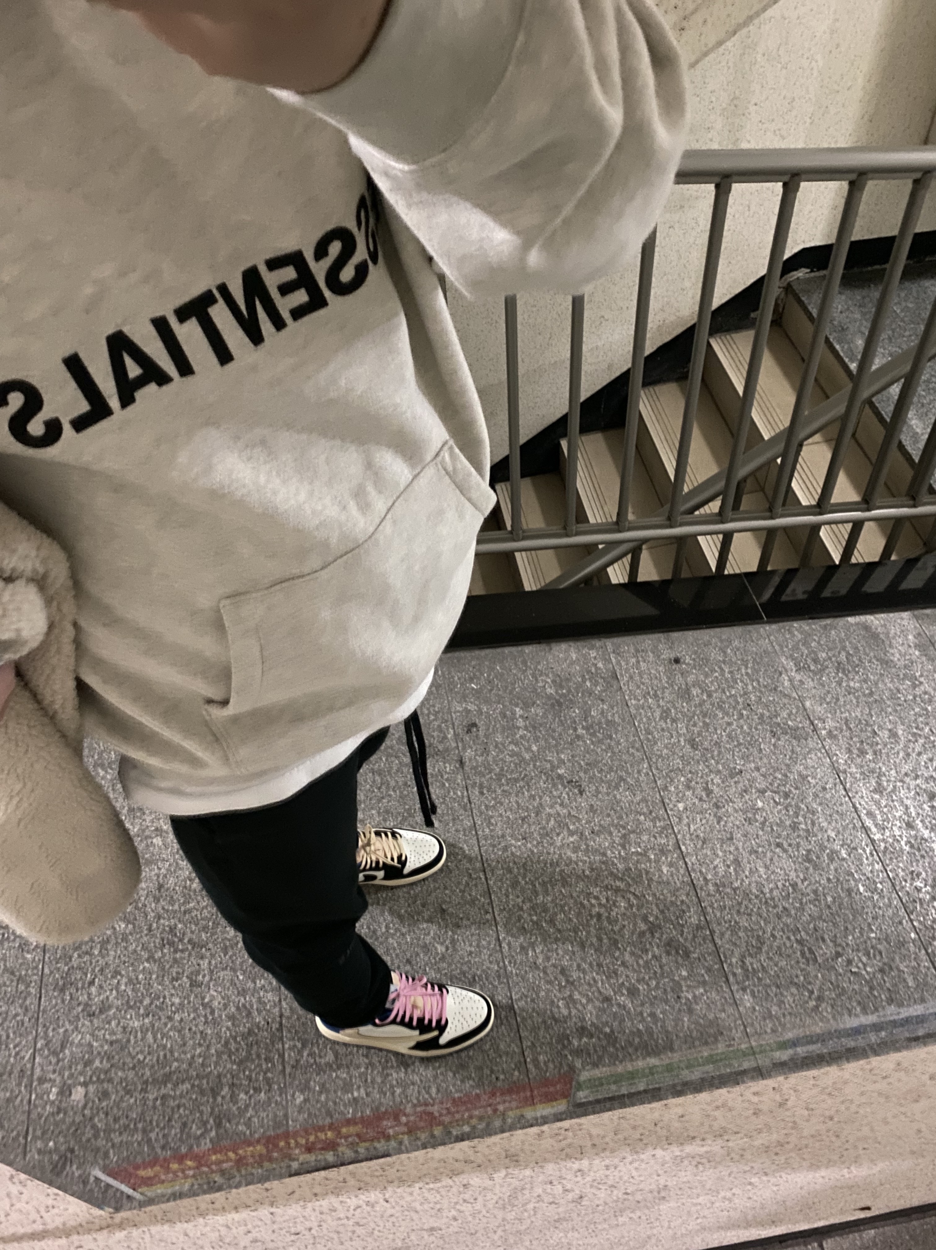 Jordan 1 x Travis Scott x Fragment Retro Low OG SP Military Blue, Essentials 3D Silicon Applique Pullover Hoodie Oatmeal/Oatmeal Heather/Light Heather Oatmeal 2020 착용 스타일 - 1