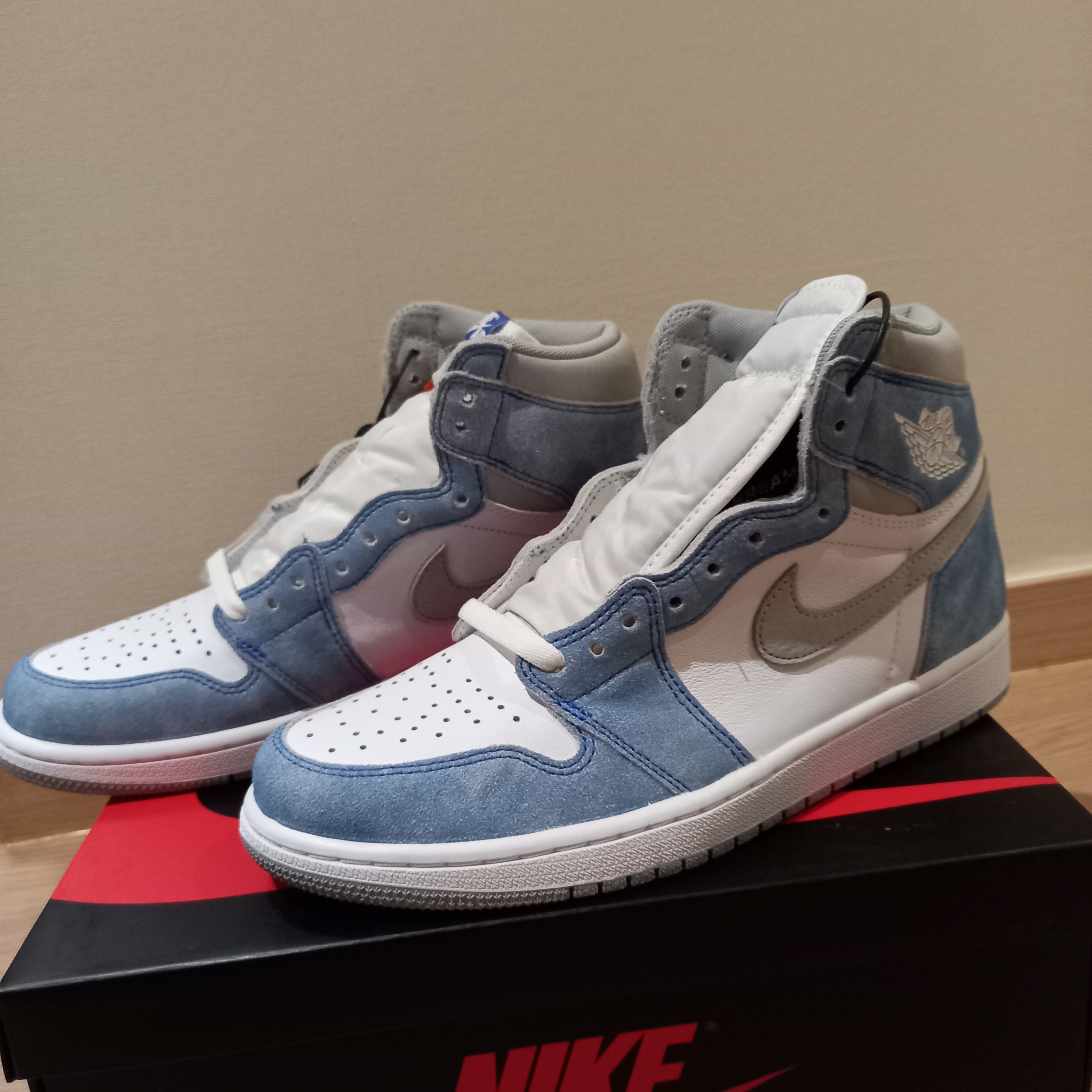 Jordan 1 Retro High OG Hyper Royal 착용 스타일 - 1