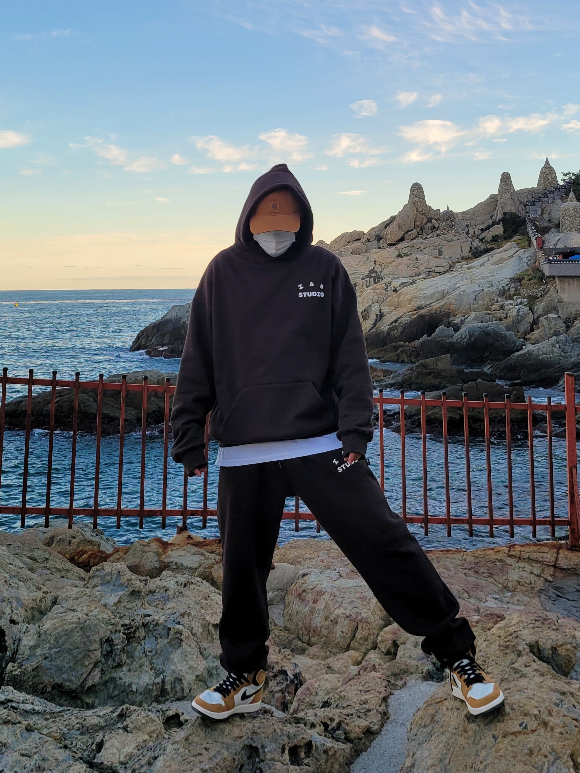 Jordan 1 Retro High Rookie of the Year, IAB Studio Hoodie Brown 착용 스타일 - 1