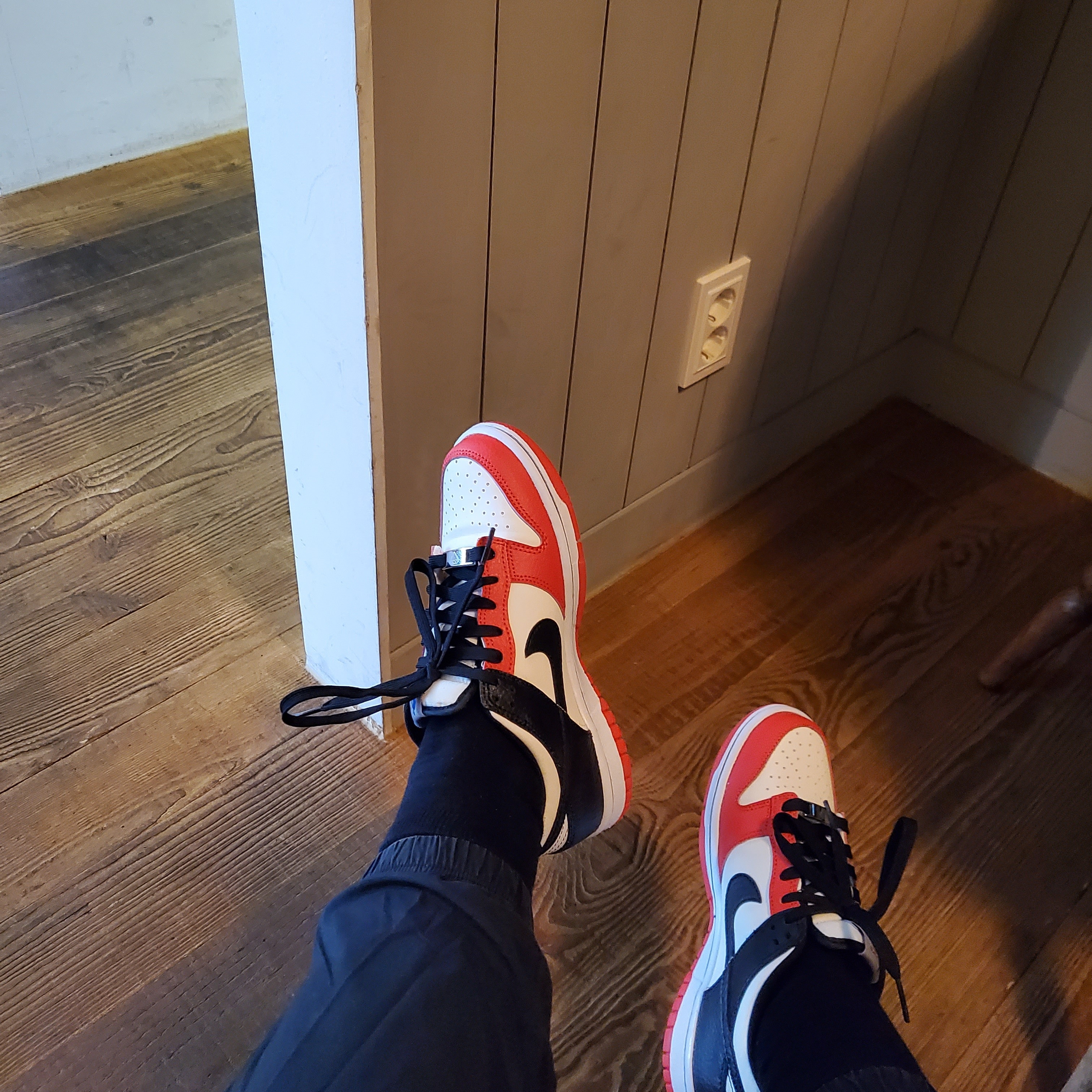 (GS) Nike x NBA Dunk Low Black and Chile Red 착용 스타일 - 1