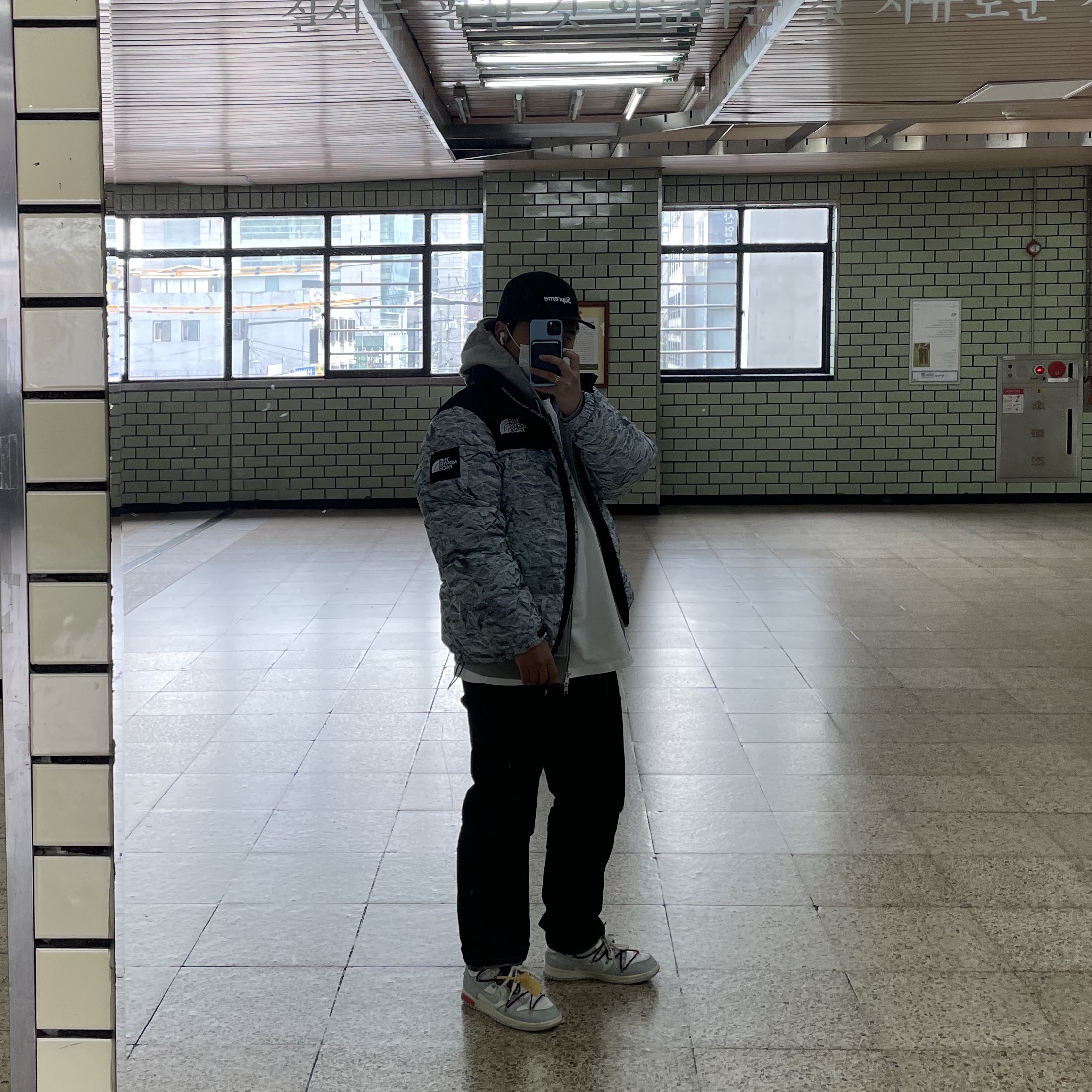 The North Face White Label Novelty Nuptse Down Jacket White, Nike x Off-White Dunk Low The 50 - Lot 46 착용 스타일