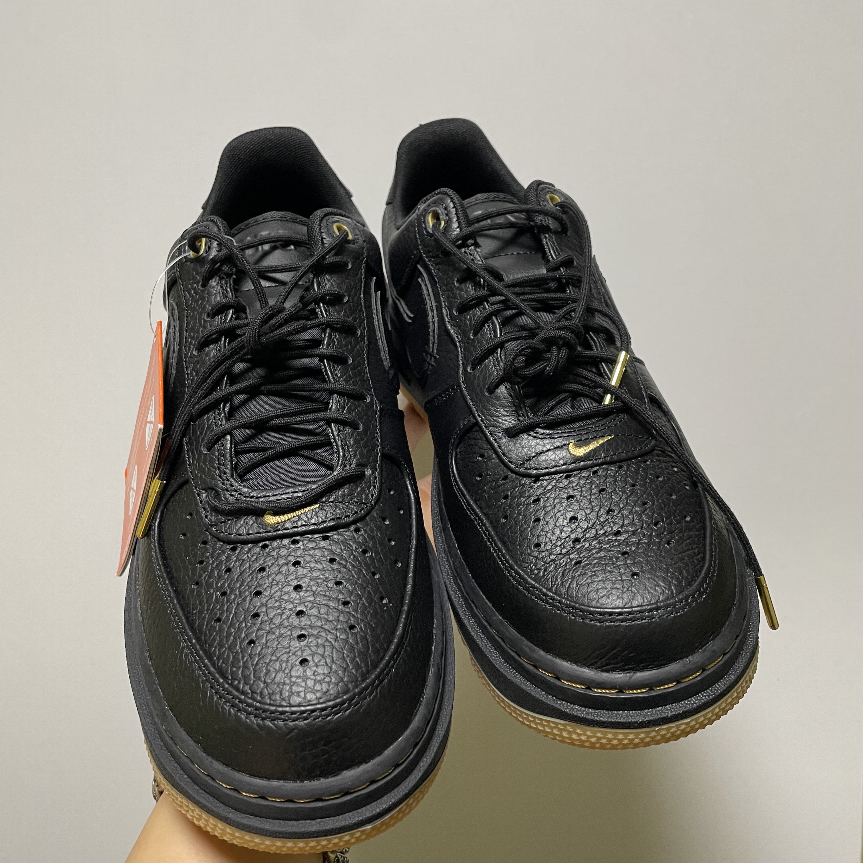 Nike Air Force 1 Luxe Black 착용 스타일 - 2