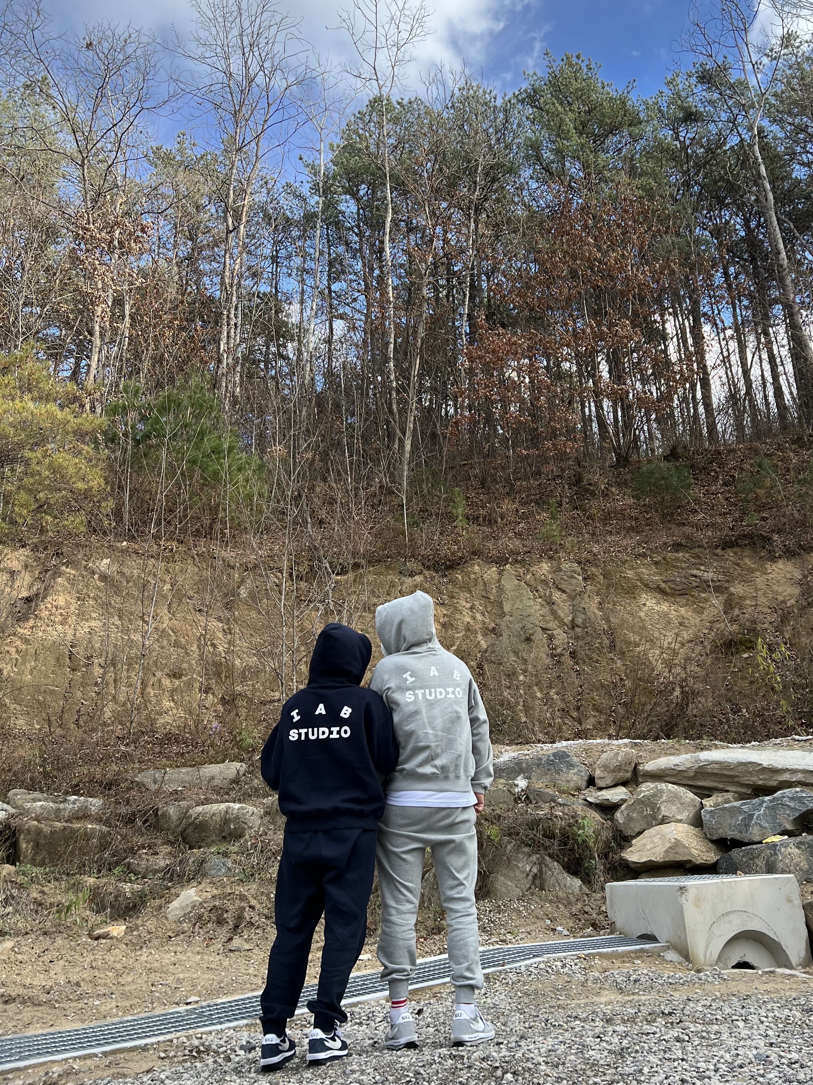 IAB Studio Hoodie Navy - 21SS, IAB Studio Hoodie Gray - 21SS 착용 스타일 - 1