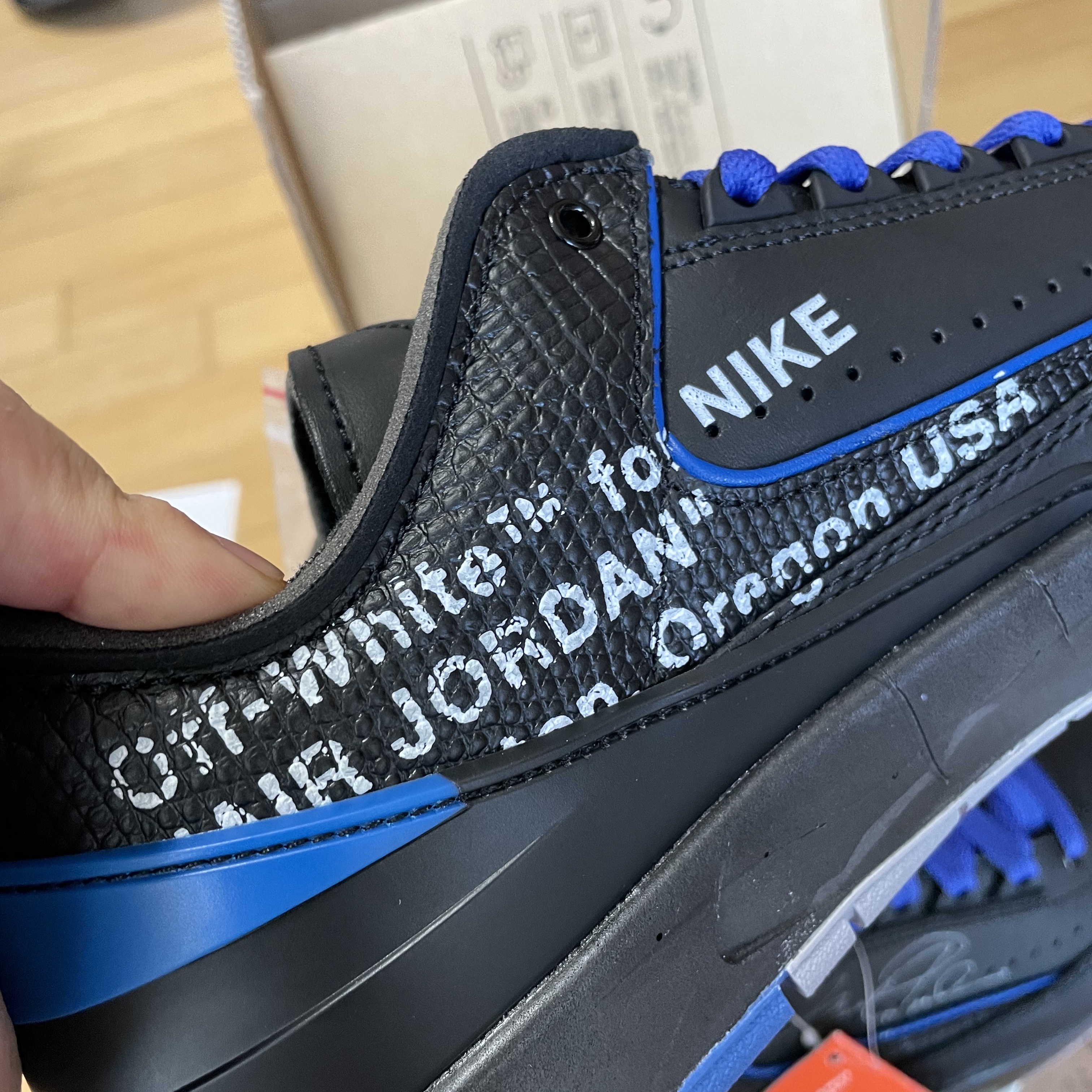 Jordan 2 x Off-White Retro Low SP Black and Varsity Royal 착용 스타일 - 2
