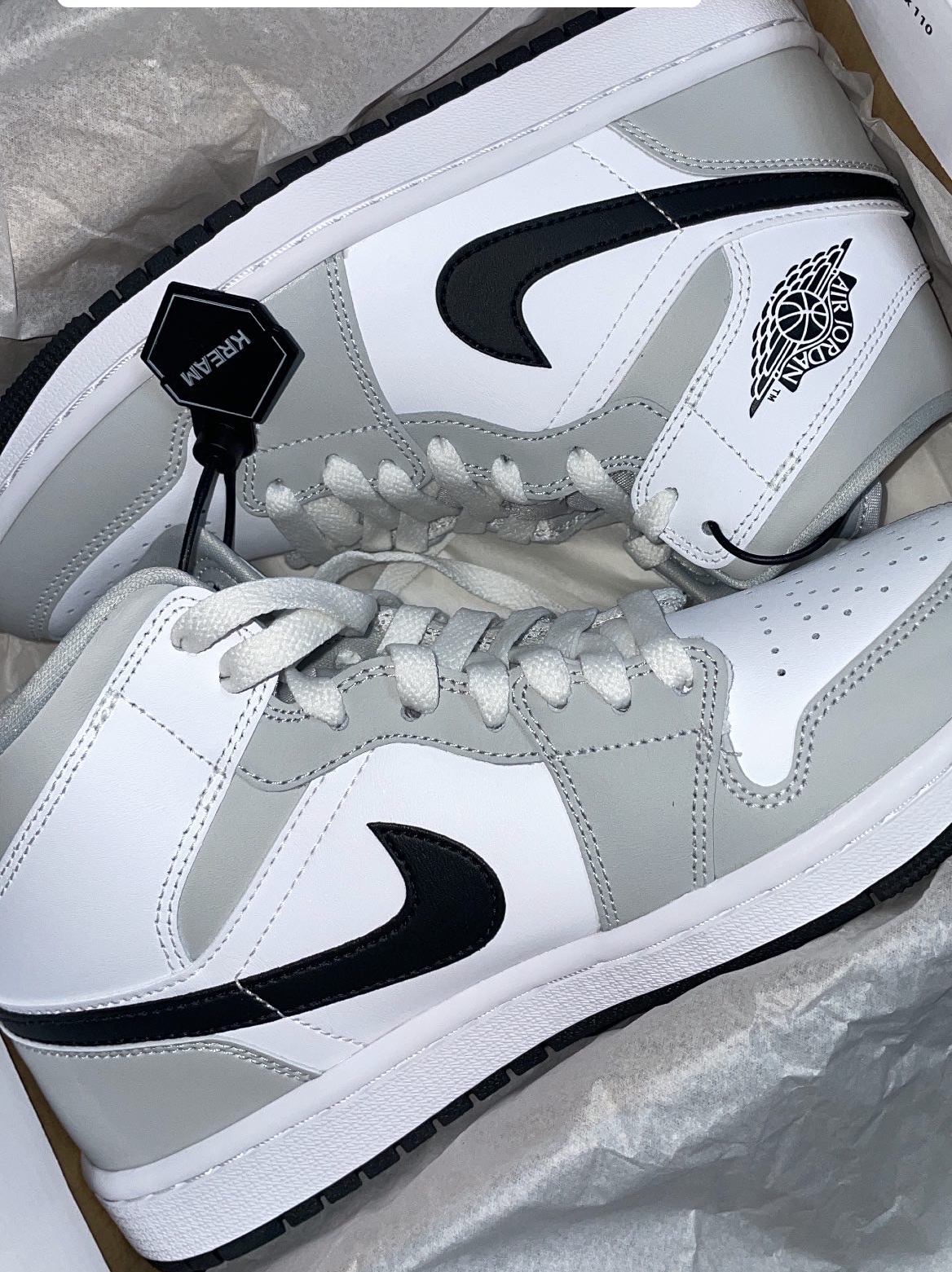 (W) Jordan 1 Mid Grey Fog 착용 스타일 - 1
